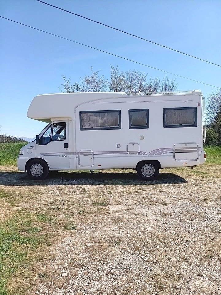 schräge Vorderansicht Fiat - Yescapa