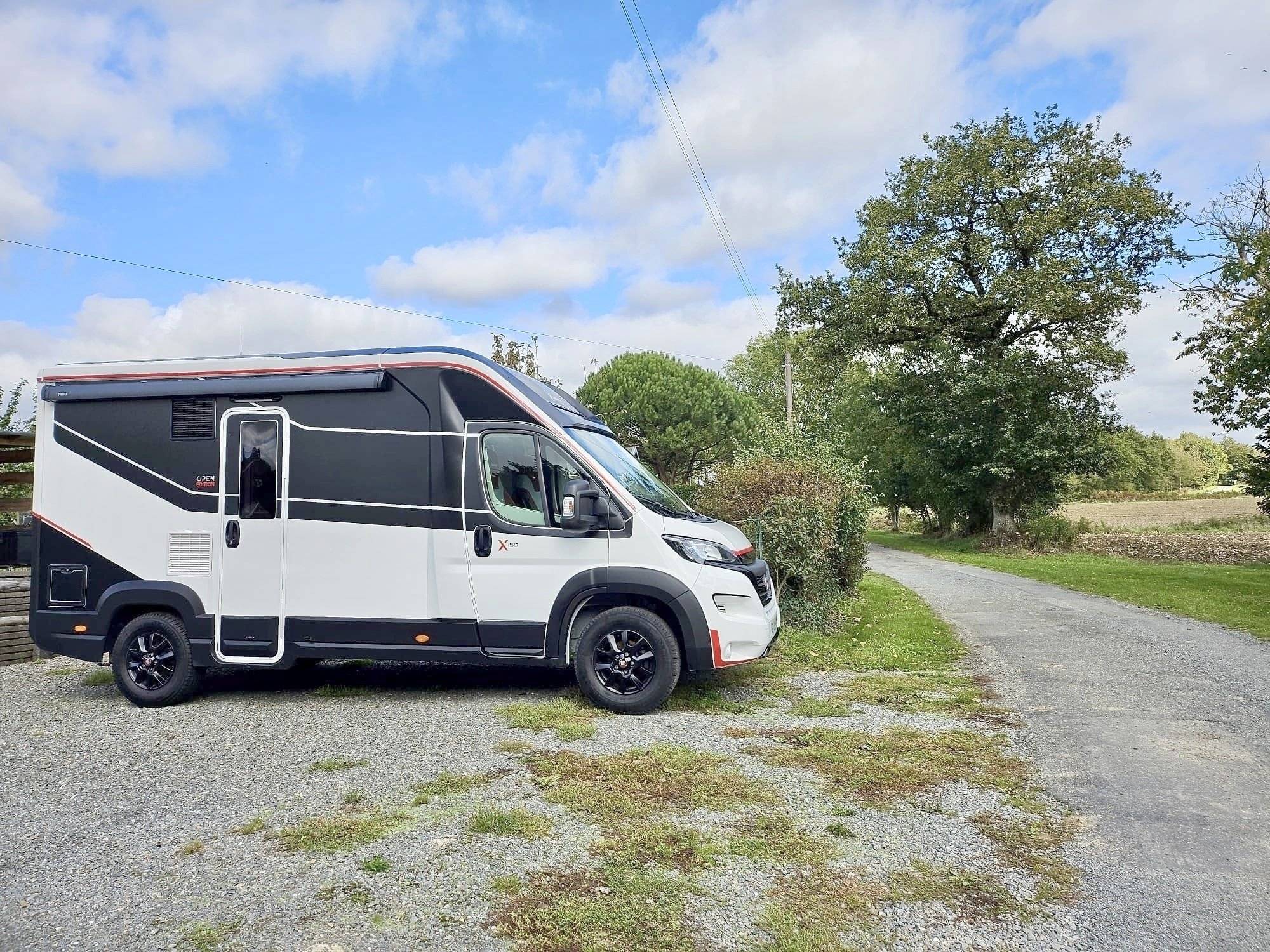Vista del vehicle angle davanter Fiat Fiat Ducato 140 CV - Yescapa
