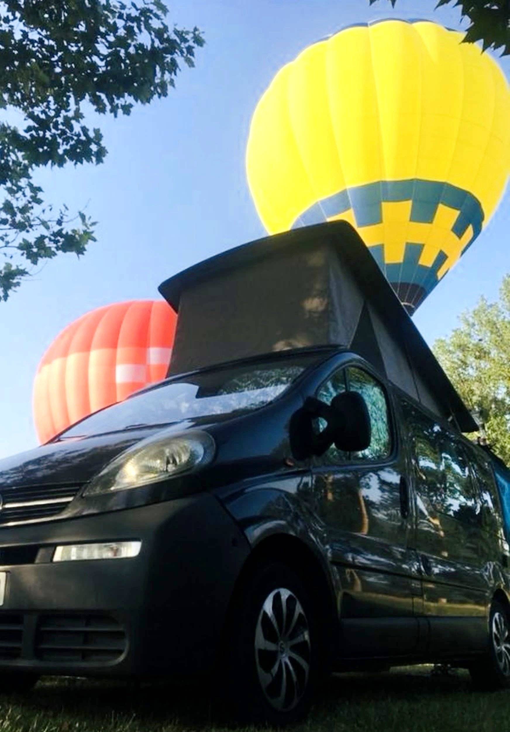 Vista frontale a ¾ Opel Vivaro - Yescapa