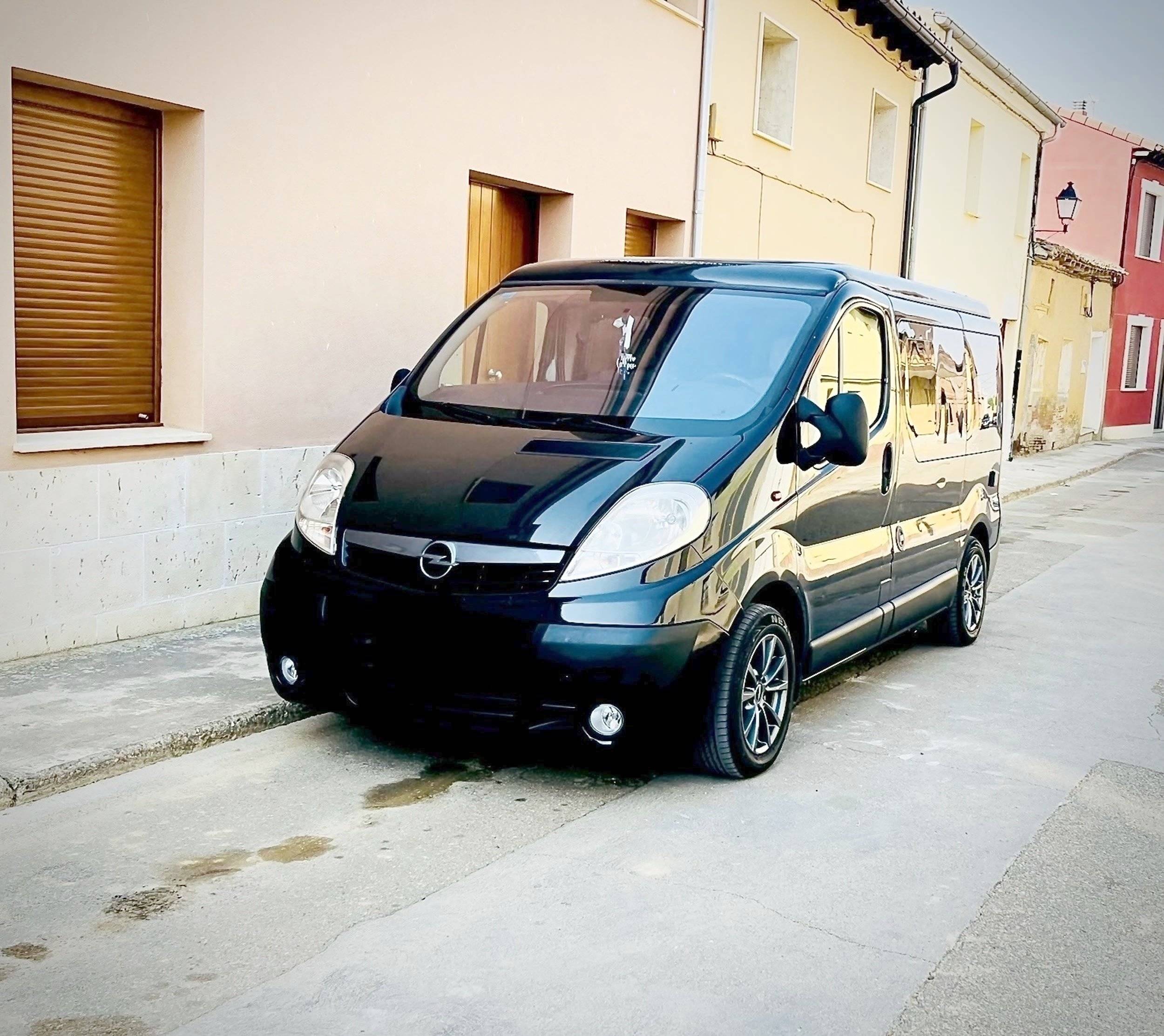 Vista frontale a ¾ Opel Vivaro - Yescapa
