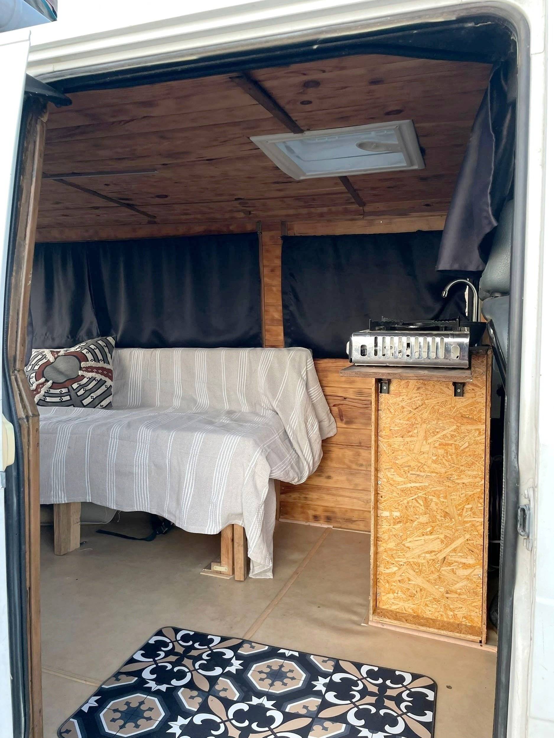 Dining Area Renault Trafic 2,5 l 100 ch - Yescapa