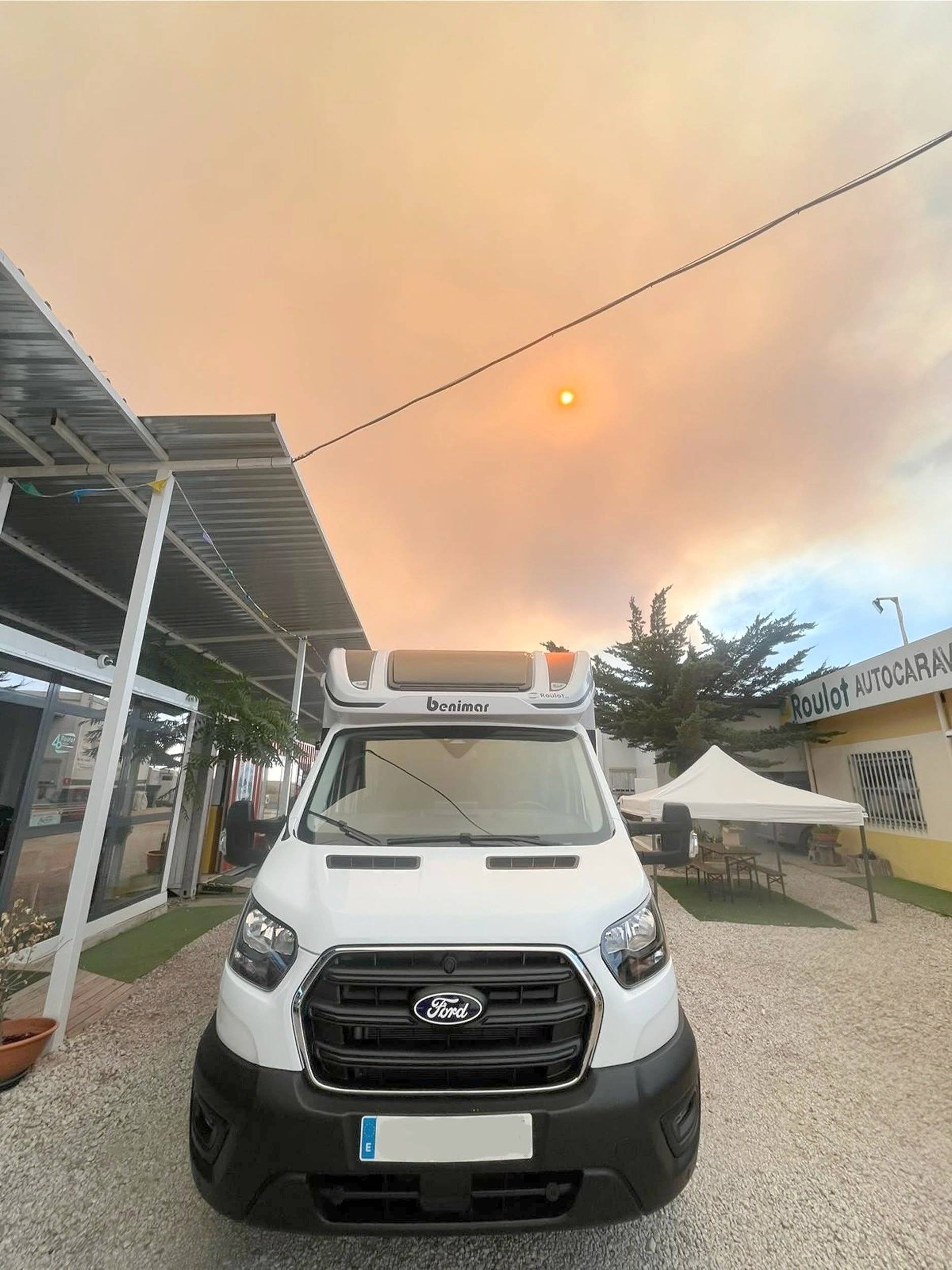 Front view from 3/4 Ford Transit 2,0 l 130 ch - Yescapa
