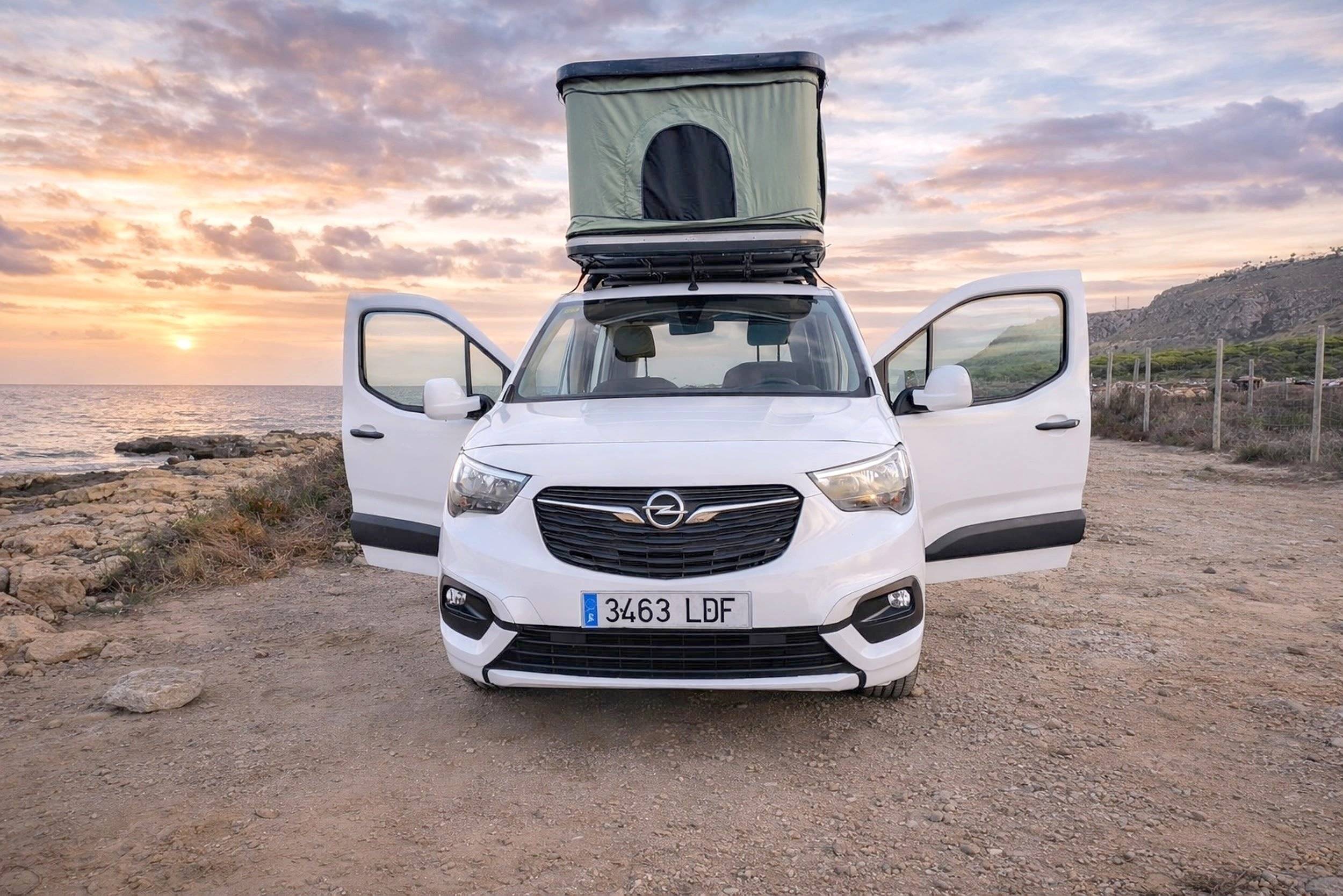 Vista frontale a ¾ Opel combo - Yescapa