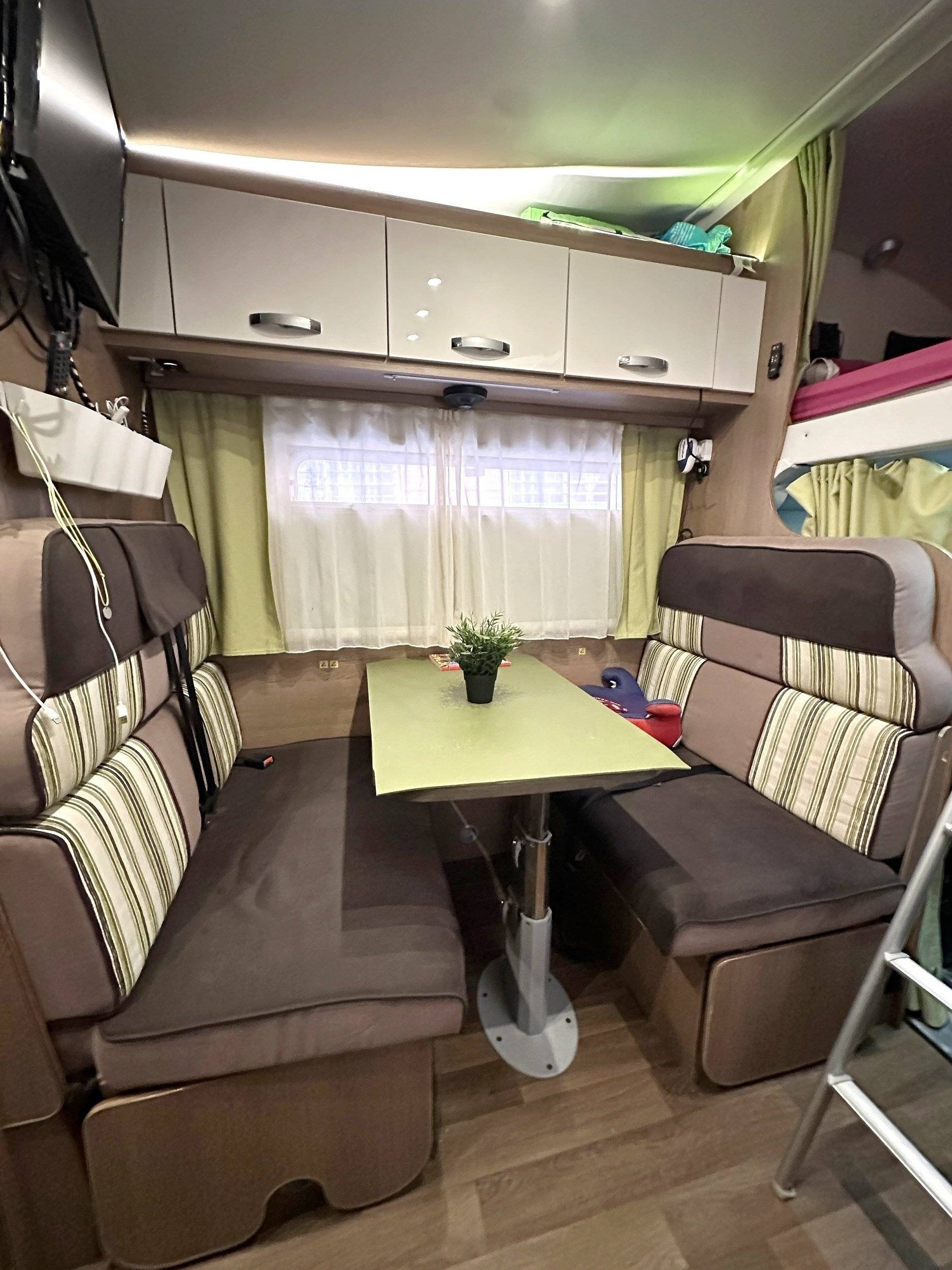 Área de jantar Fiat Ducato 120 Multijet - Yescapa