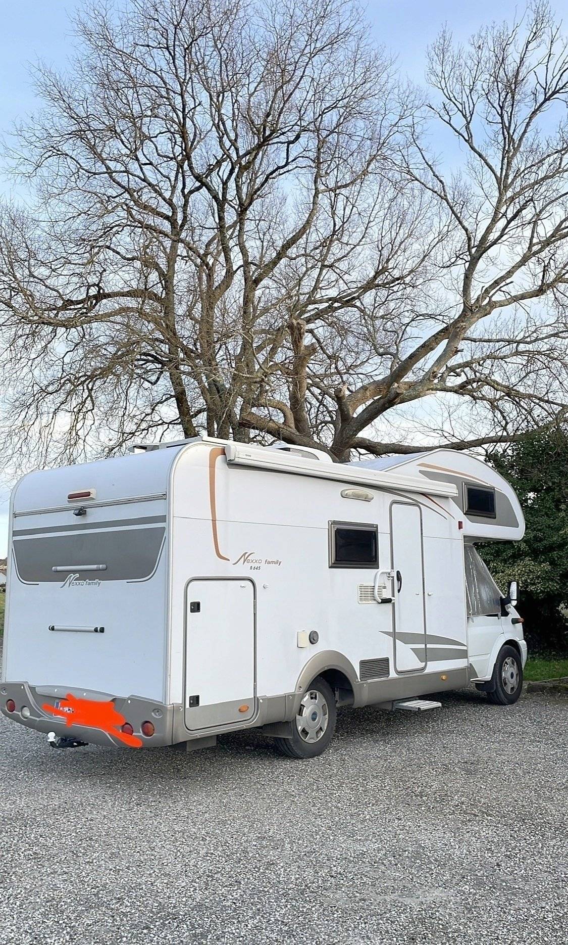 Front view from 3/4 Ford - Yescapa