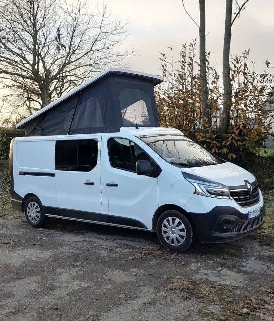 schräge Vorderansicht Renault Trafic 2,0 l dCi 120 ch. - Yescapa