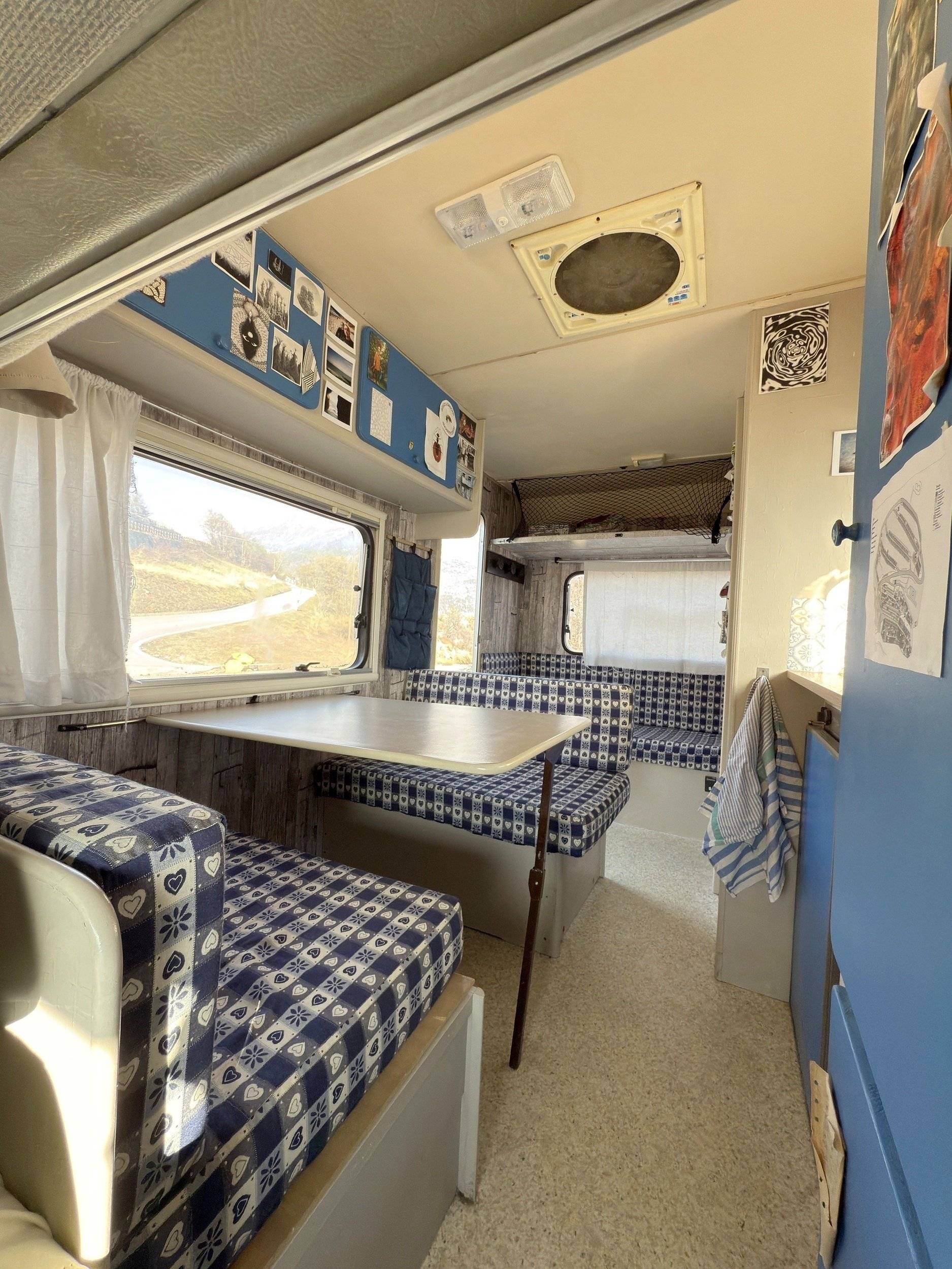 Dining Area Ford Transit 2,5 - Yescapa