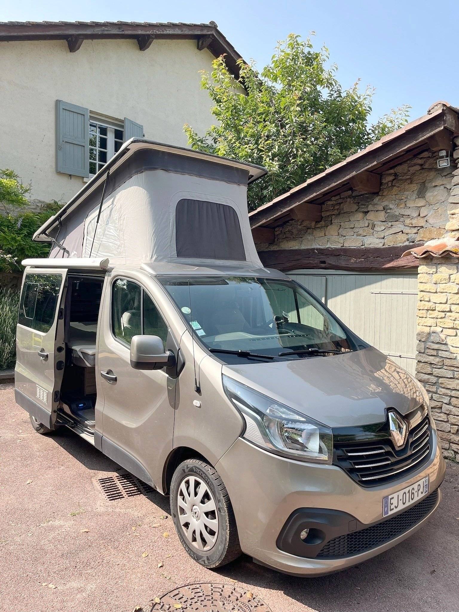 Vue avant de 3/4 Renault - Yescapa