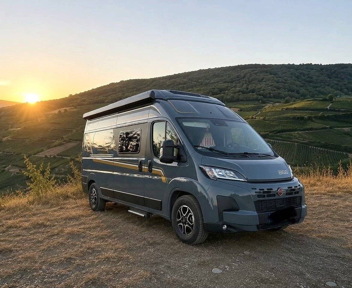 Vista del vehículo ángulo delantero Fiat Ducato 2,2 l JTD 130 ch. - Yescapa