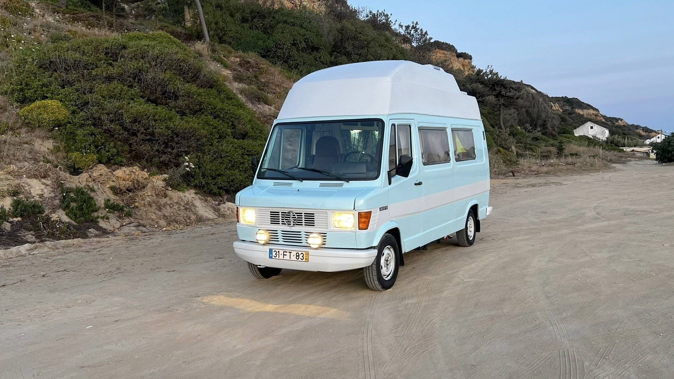 schräge Vorderansicht Mercedes 207 D - Yescapa