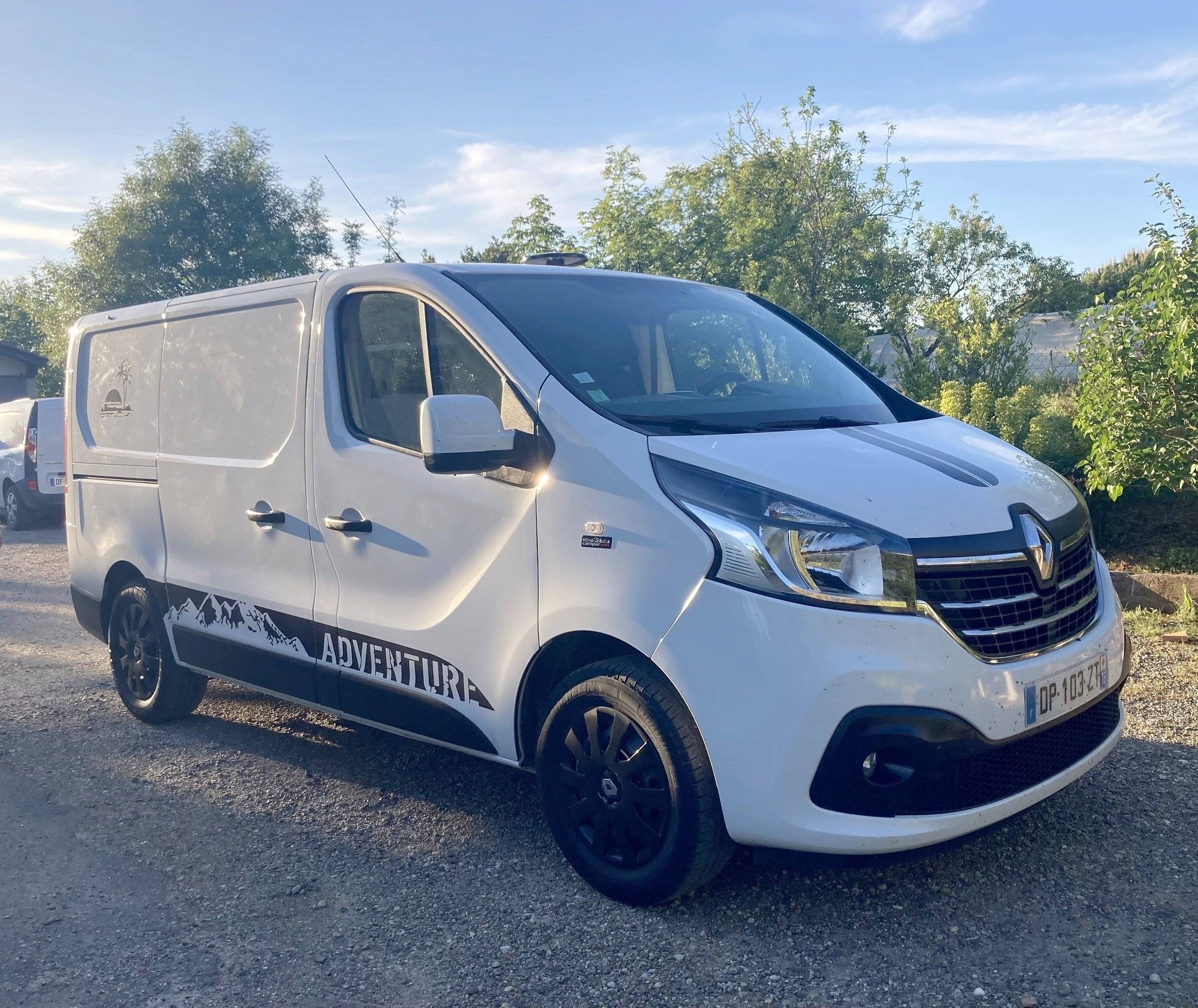 Vue avant de 3/4 Renault Trafic 1,6l 120 ch - Yescapa