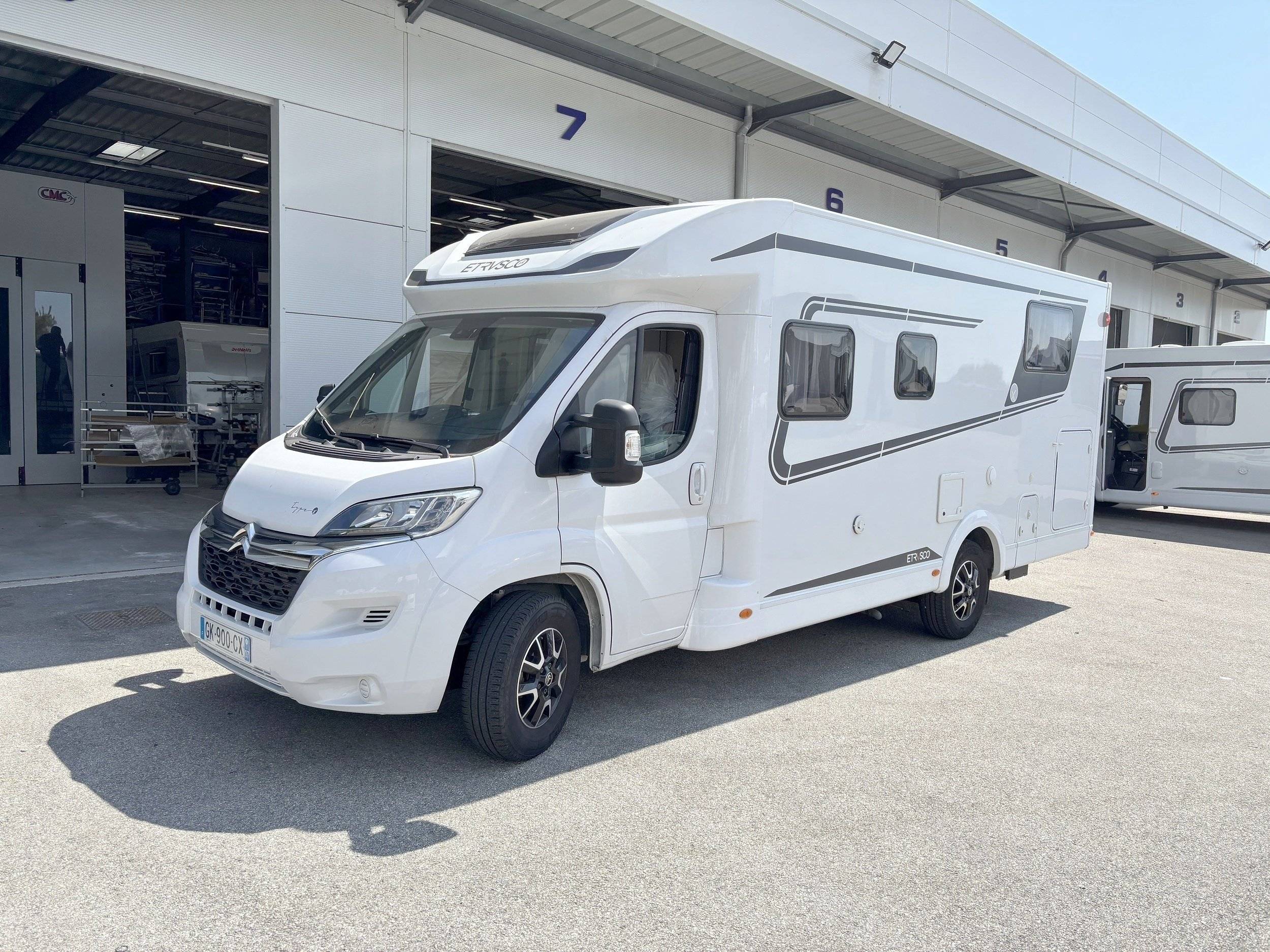 Vista de 3/4 Citroën Jumper 2.2l  140cv - Yescapa
