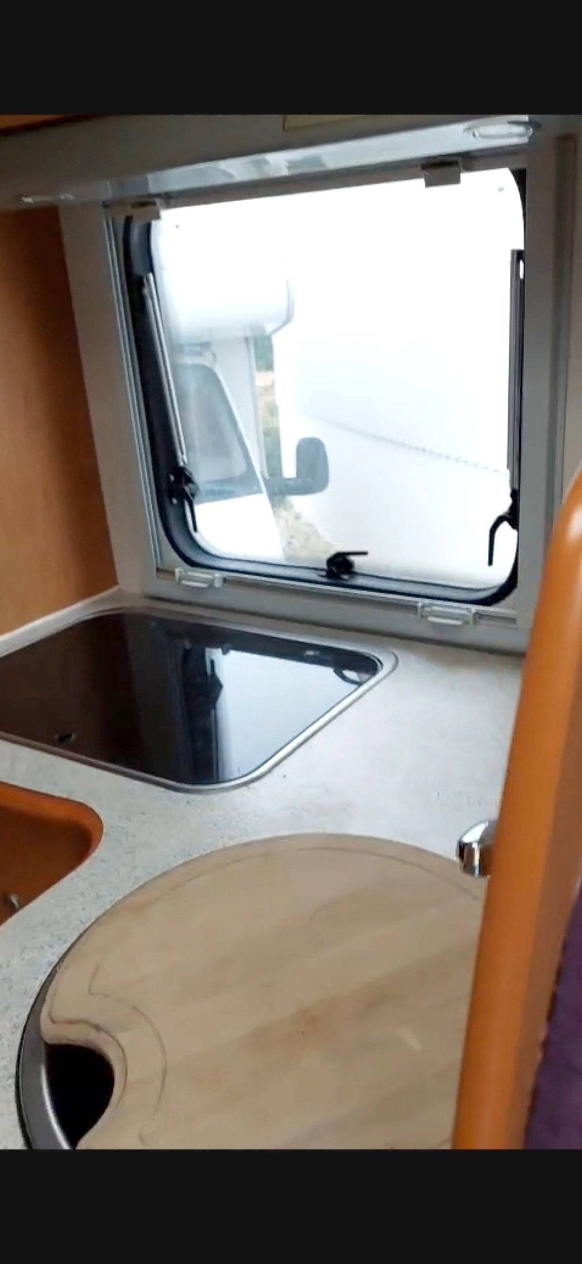 Couchages Ford Transit 2,2 l TDCi 140 ch. - Yescapa