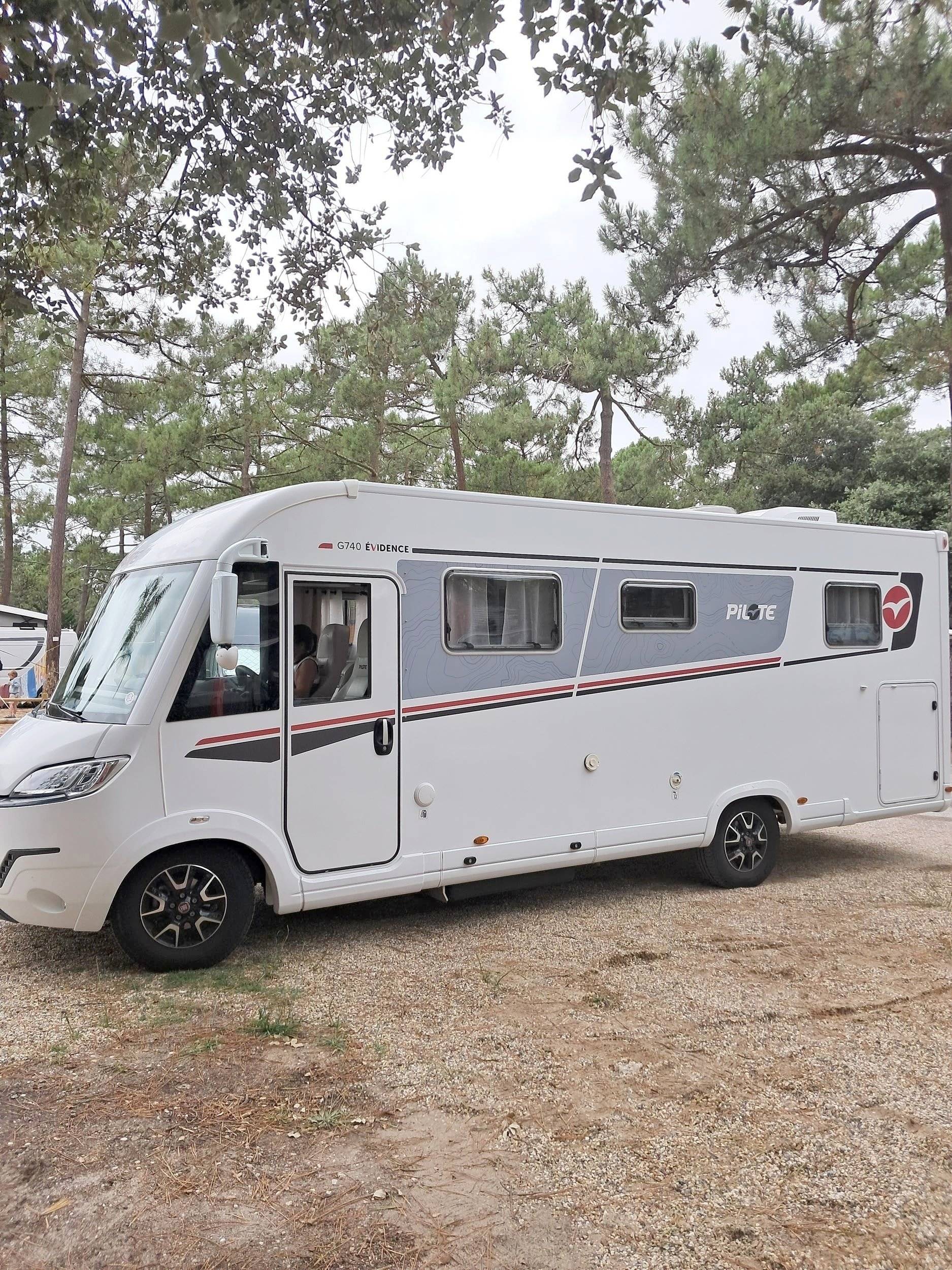 Front view from 3/4 Fiat Ducato 2,2 140cv - Yescapa