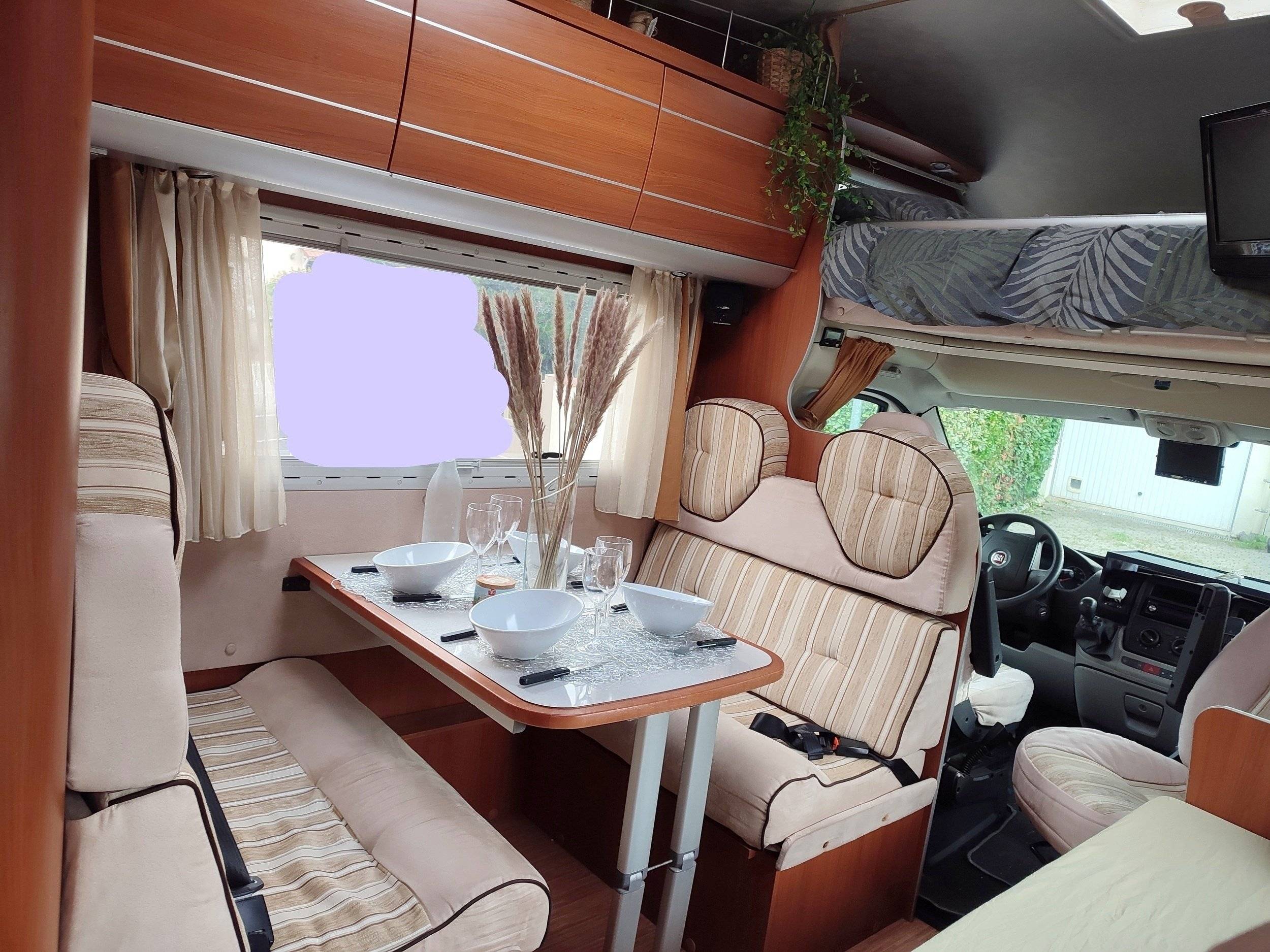 Área de jantar Fiat Ducato 2,3 l Multijet 130 ch. - Yescapa