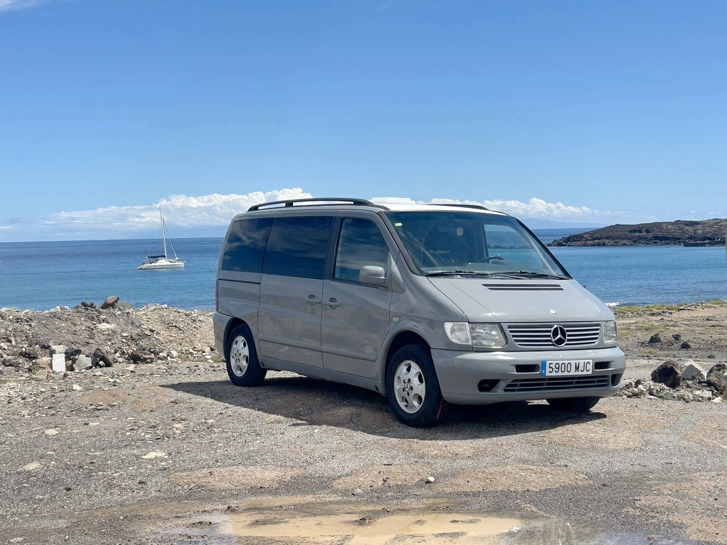 schräge Vorderansicht Mercedes Vito W638 V220 - Yescapa