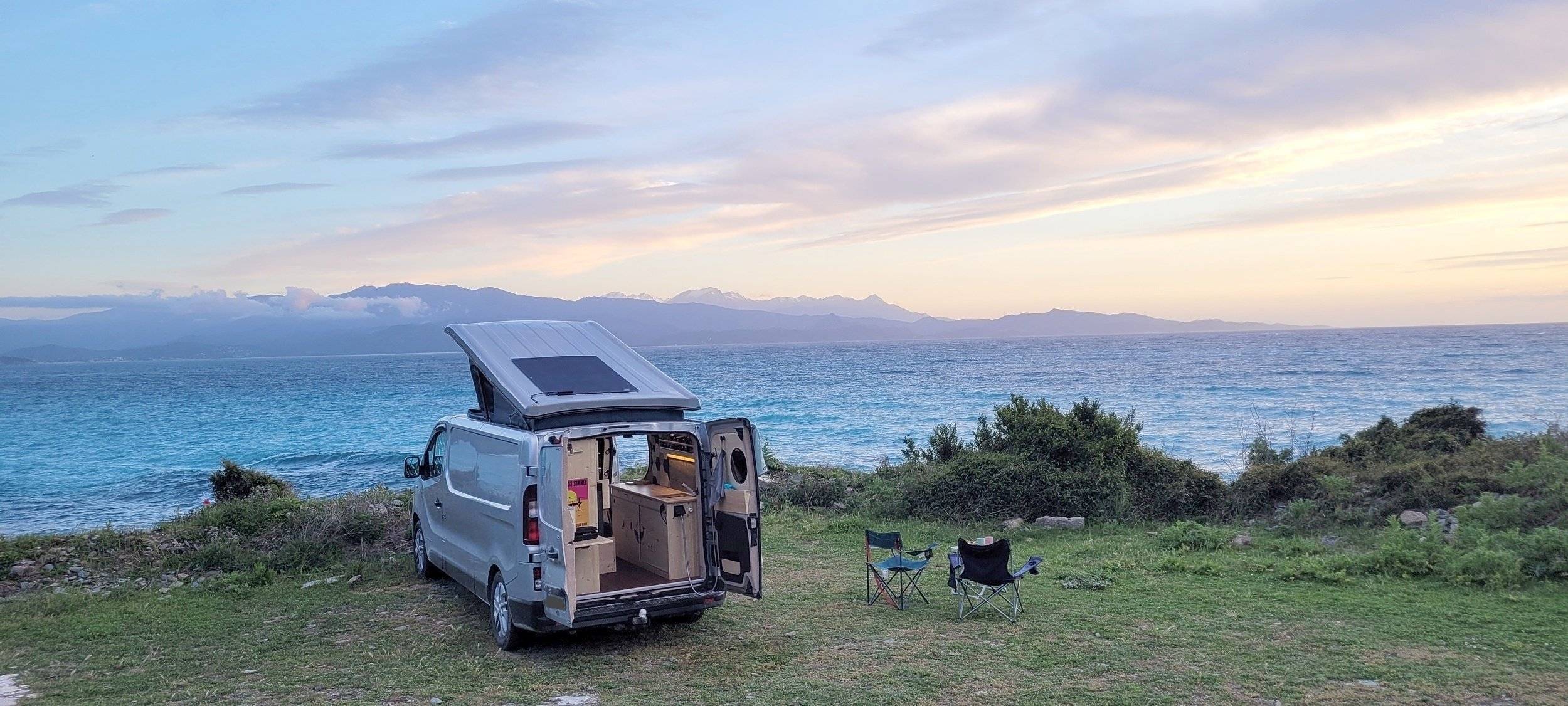 Vue avant de 3/4 Renault RENAULT TRAFIC III Grand Confort - Yescapa