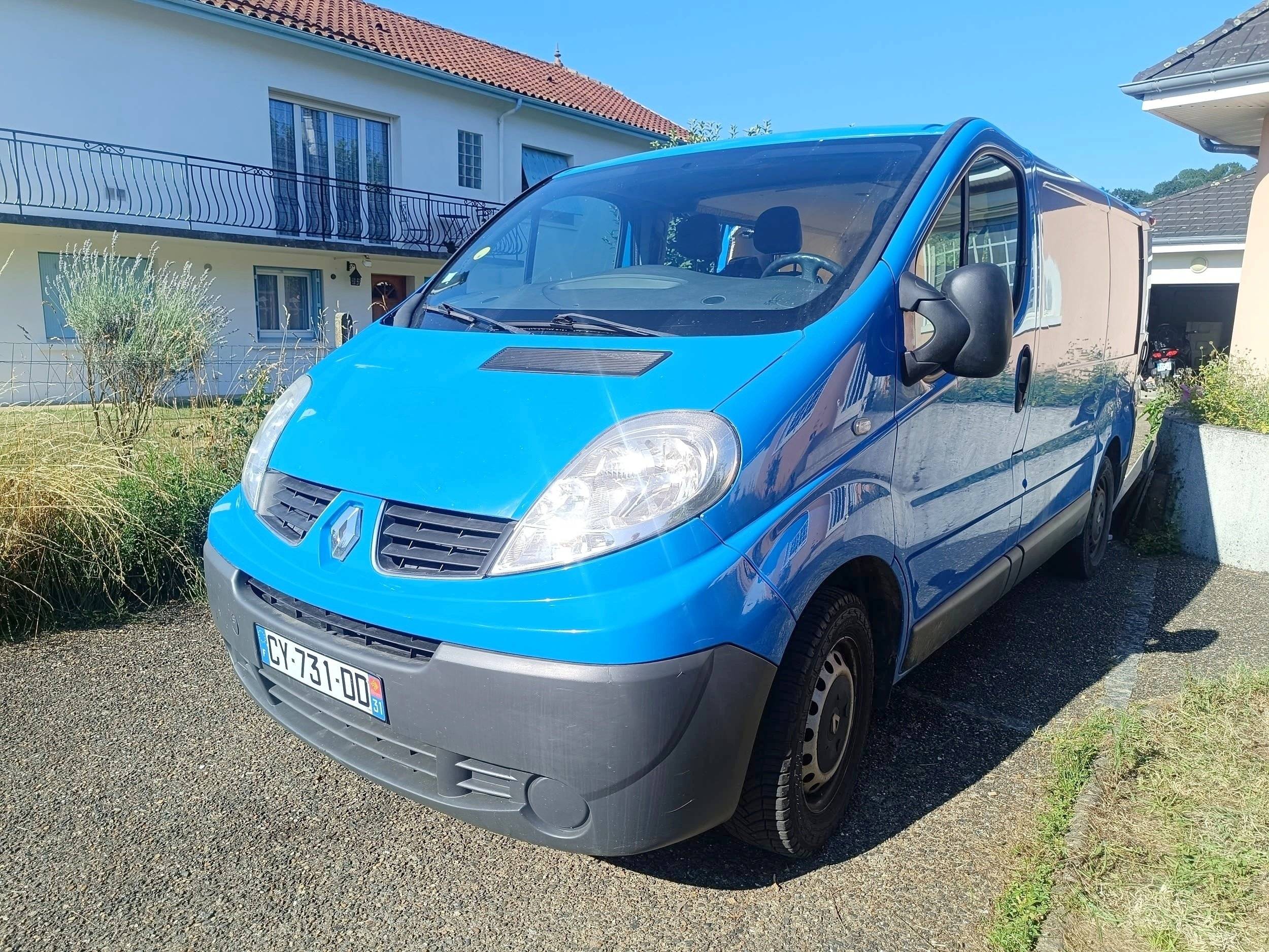 Vista frontale a ¾ Renault Trafic 2 l 90 ch - Yescapa