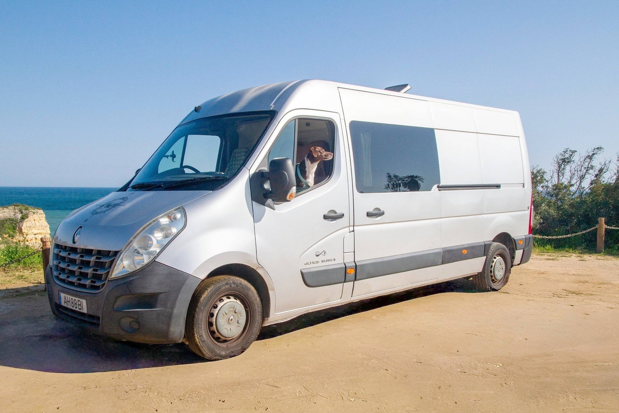 Vista frontale a ¾ Renault - Yescapa