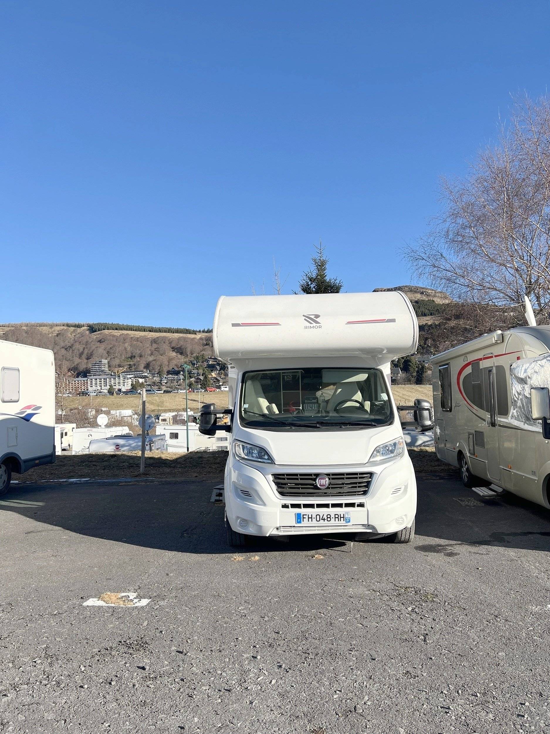 Vue avant de 3/4 Fiat - Yescapa