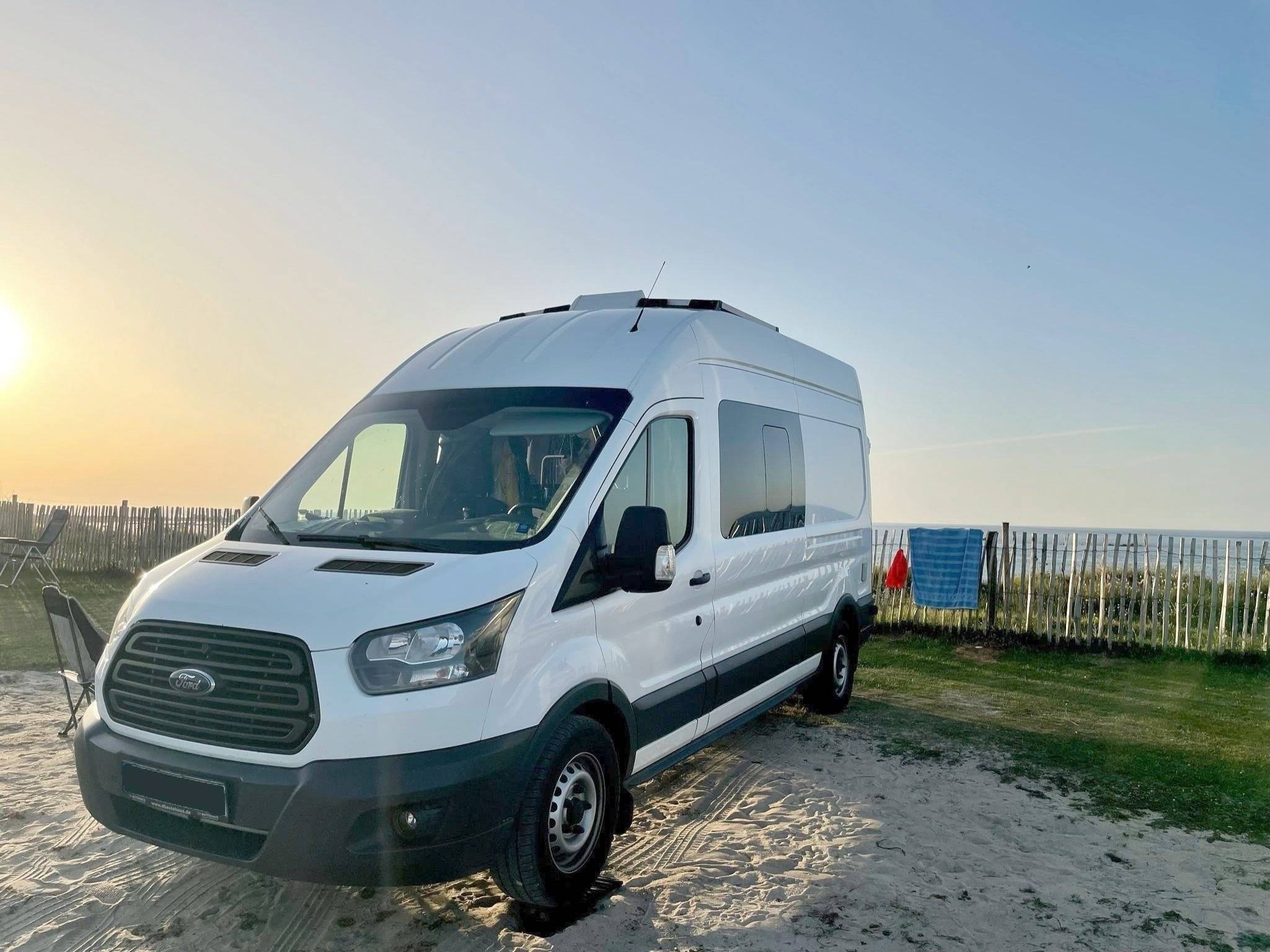 schräge Vorderansicht Ford - Yescapa