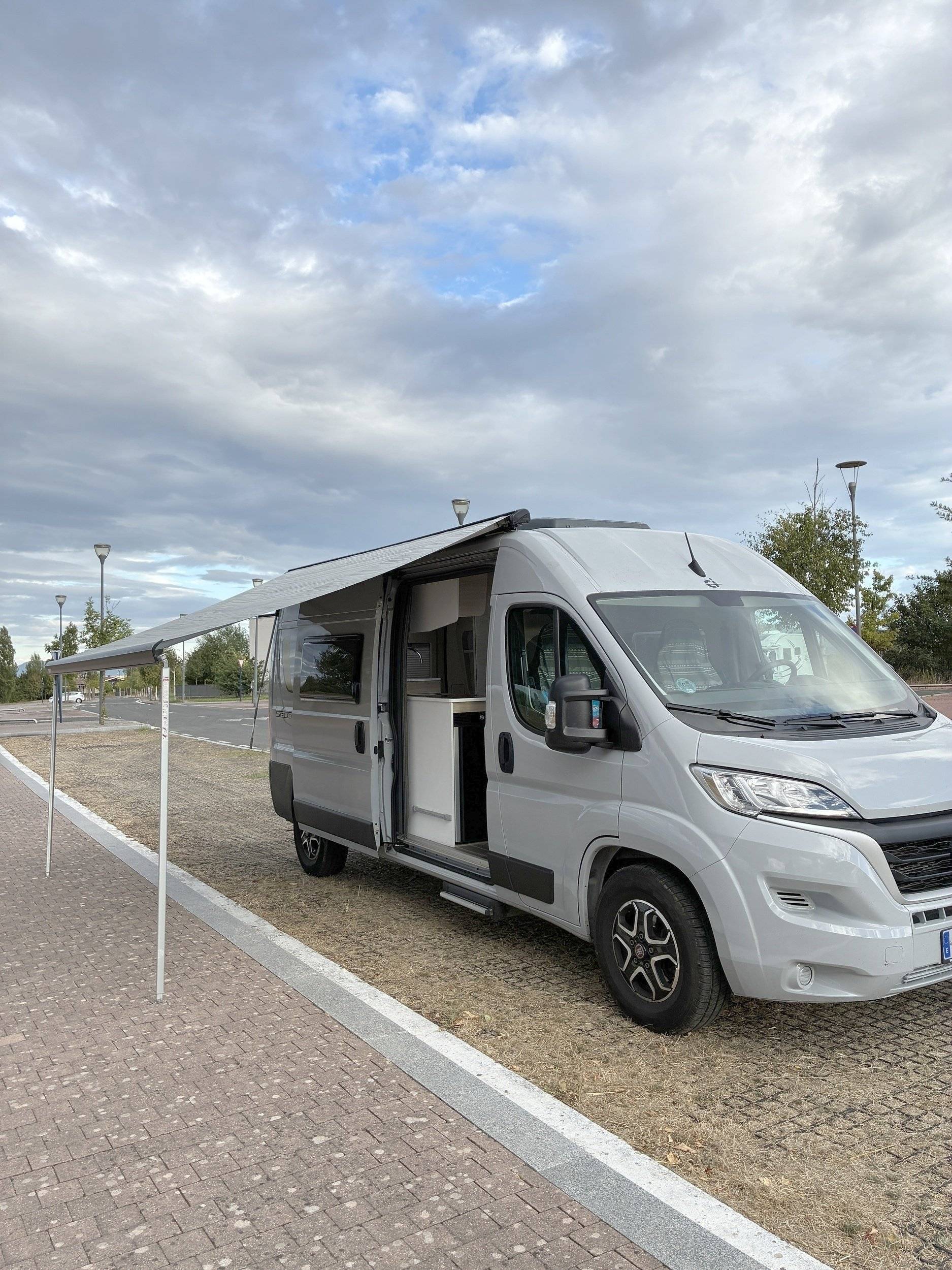 Vue avant de 3/4 Fiat Ducato - Yescapa