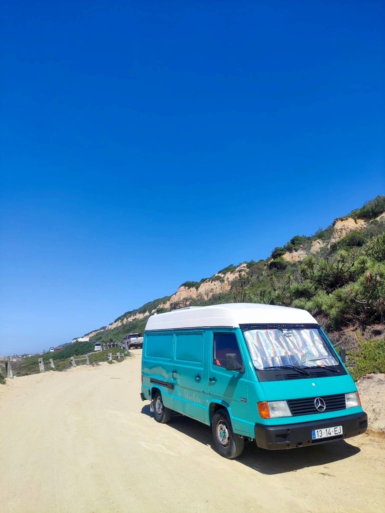 Vue avant de 3/4 Mercedes MB 100 - Yescapa