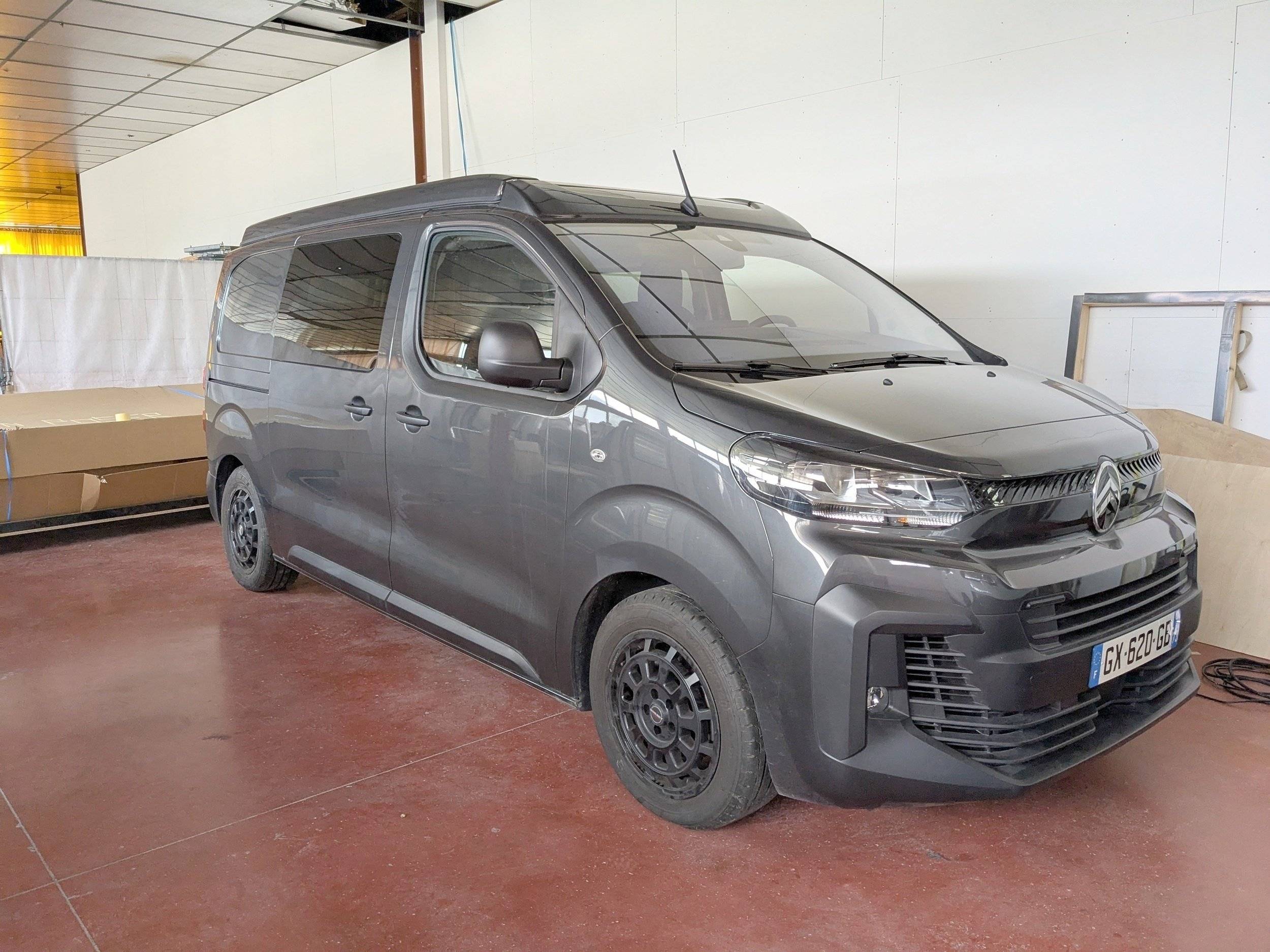 Front view from 3/4 Citroën Citroën jumpy - Yescapa