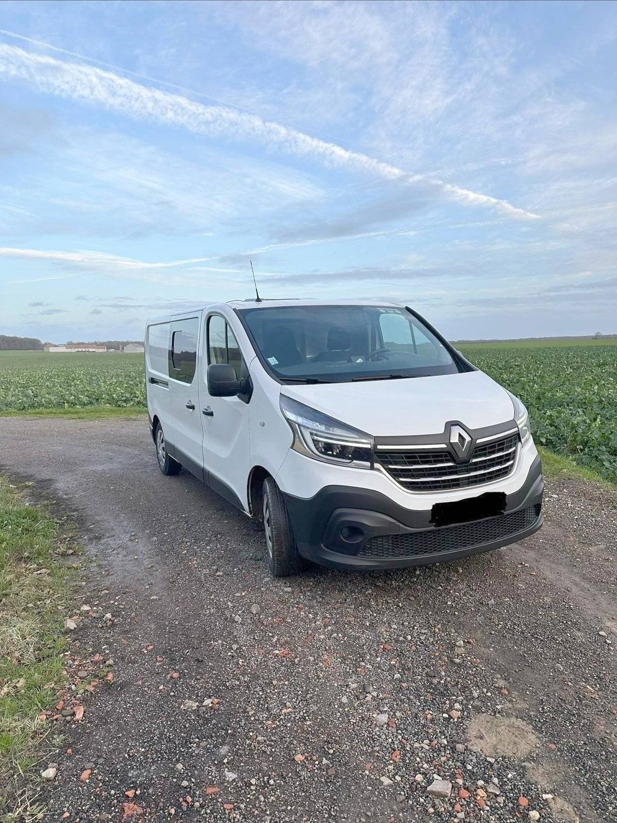 Vista de 3/4 Renault Trafic 2,0 l dCi 115 ch - Yescapa