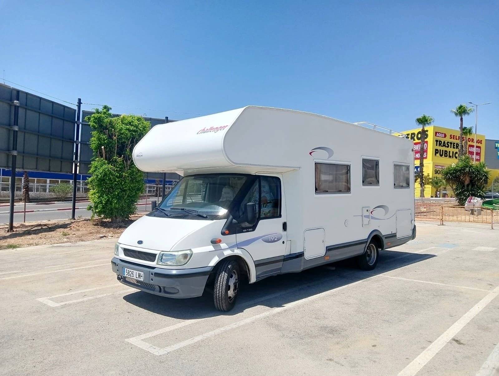 Vue avant de 3/4 Ford Transit 125 ch - Yescapa