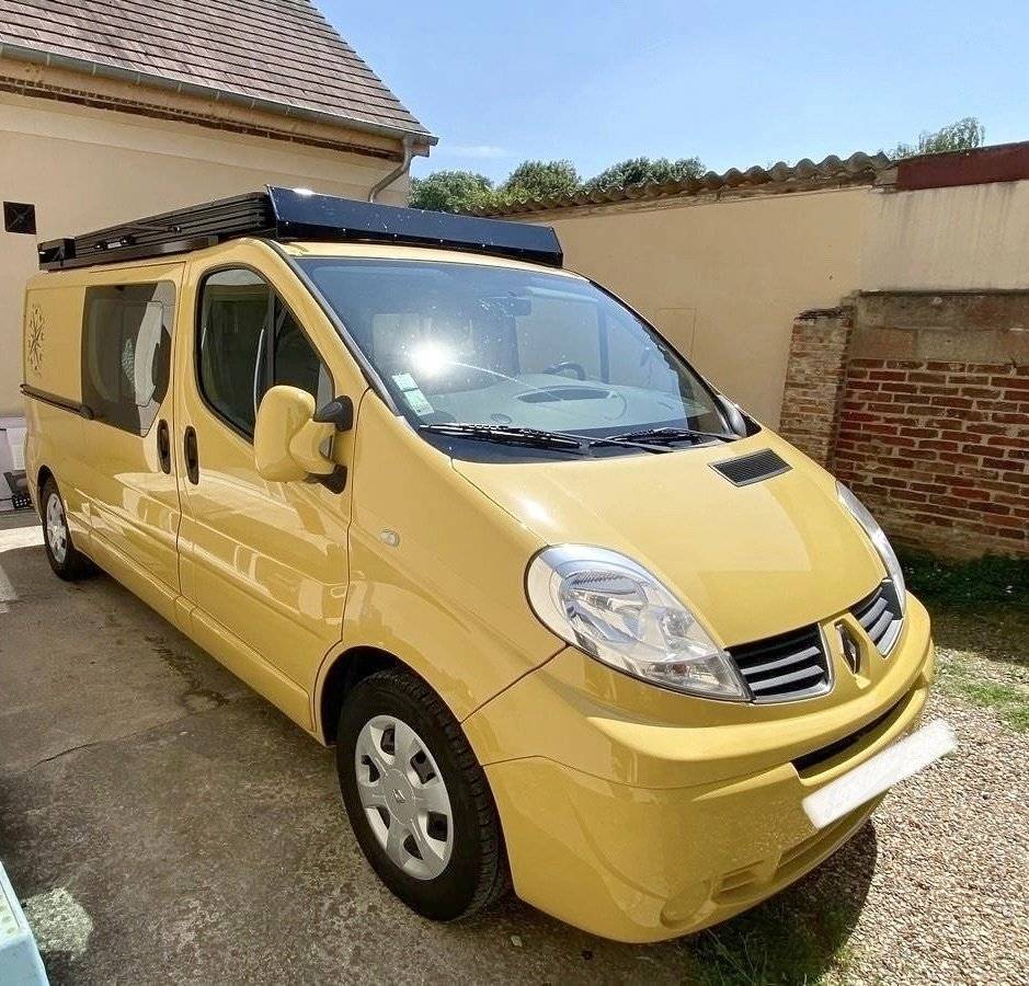 Vista del vehicle angle davanter Renault trafic 2l Dci 145cv - Yescapa