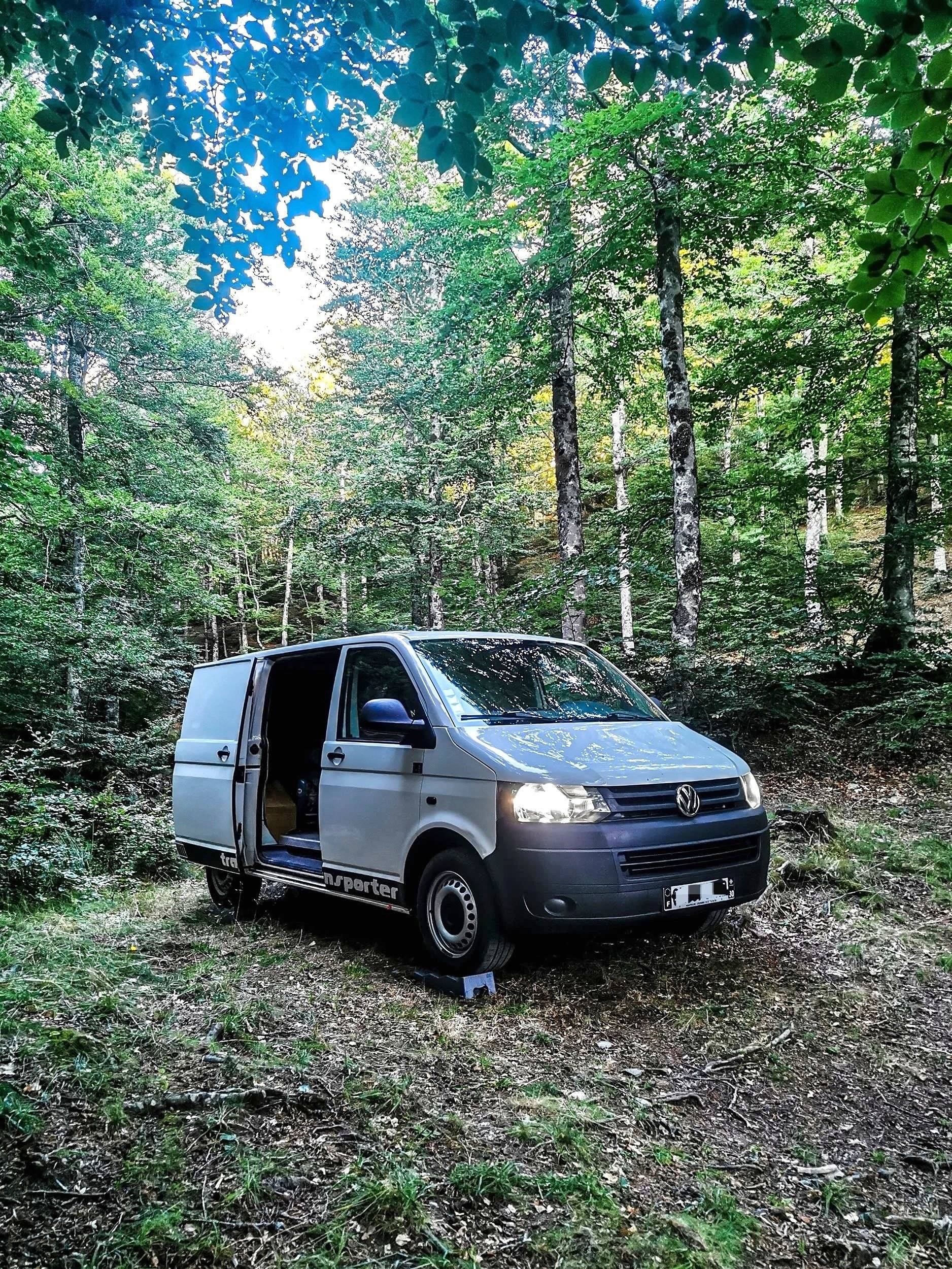 Vue avant de 3/4 Volkswagen Transporter 2,0 l 140 ch - Yescapa