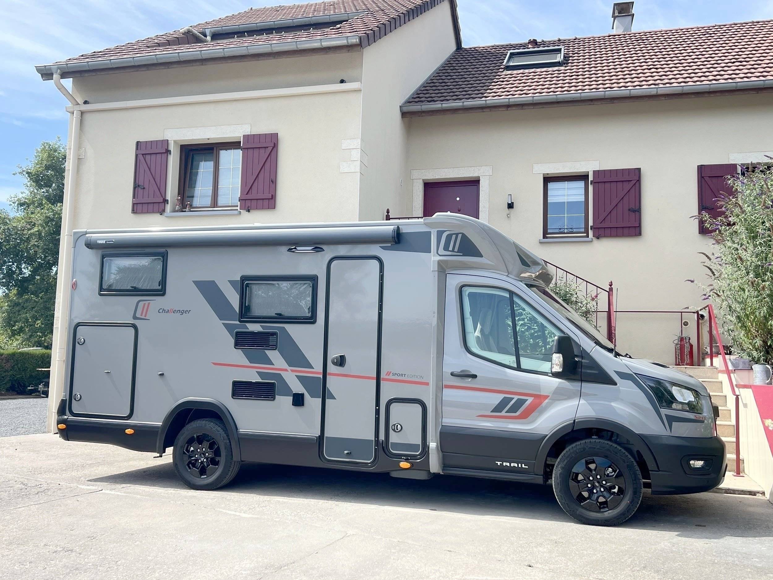 Vista de 3/4 Ford Transit 2,0 l 170 ch - Yescapa
