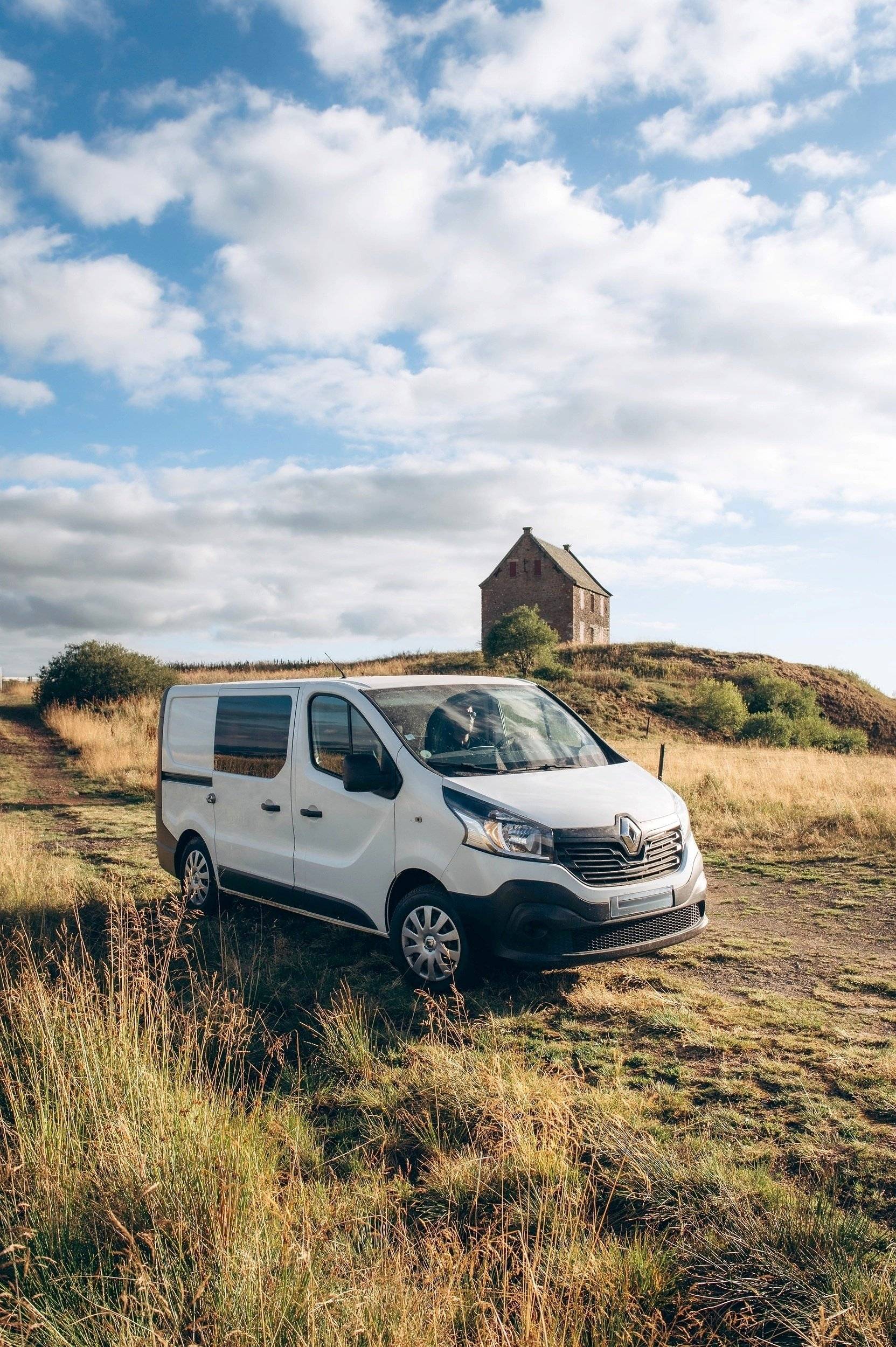Vista del vehicle angle davanter Renault Trafic - Yescapa