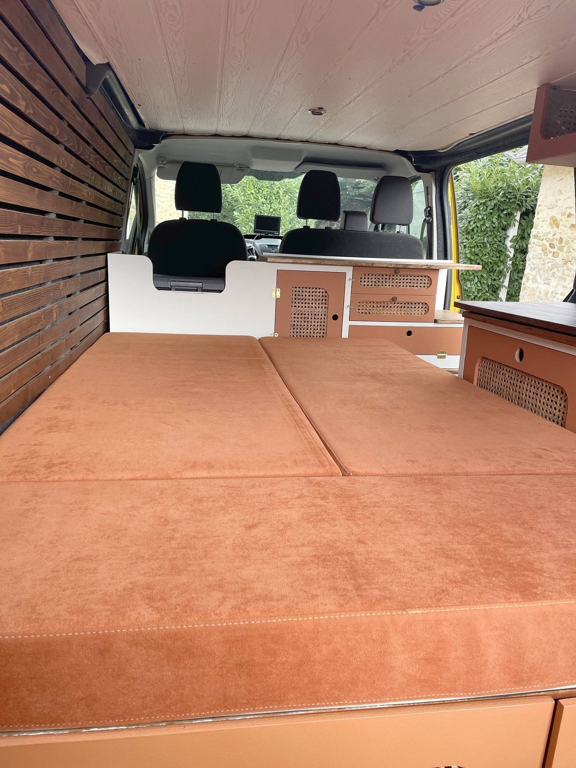 Plazas en cama Ford Transit custom - Yescapa