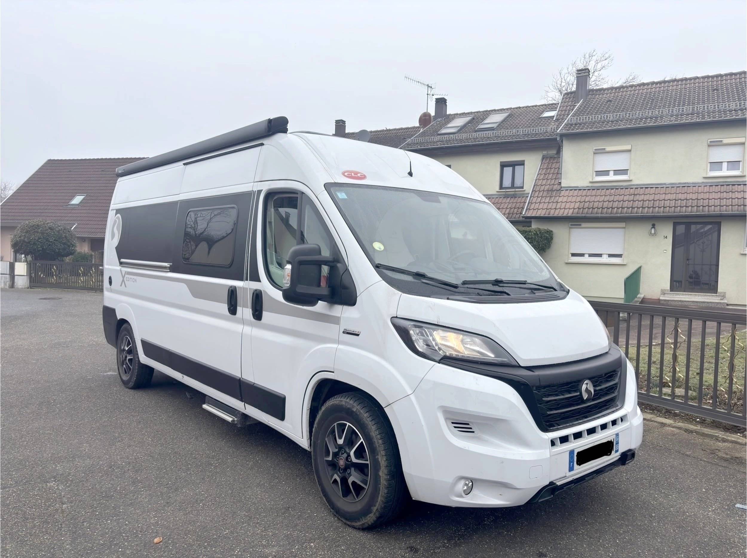 Vista del vehicle angle davanter Fiat DUCATO 2.2 140 CH - Yescapa