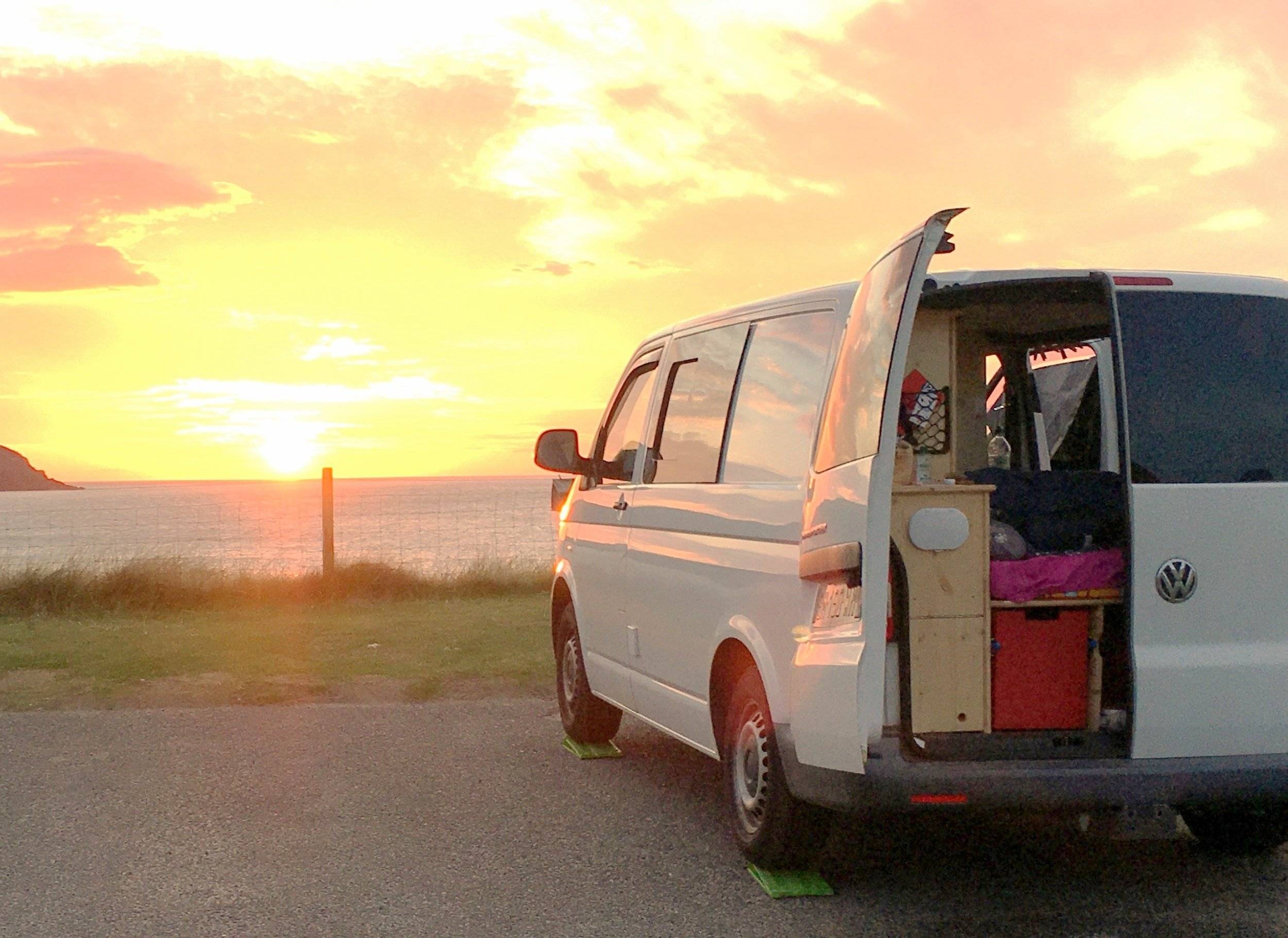 schräge Vorderansicht Volkswagen T5 2,0 l 102 ch - Yescapa