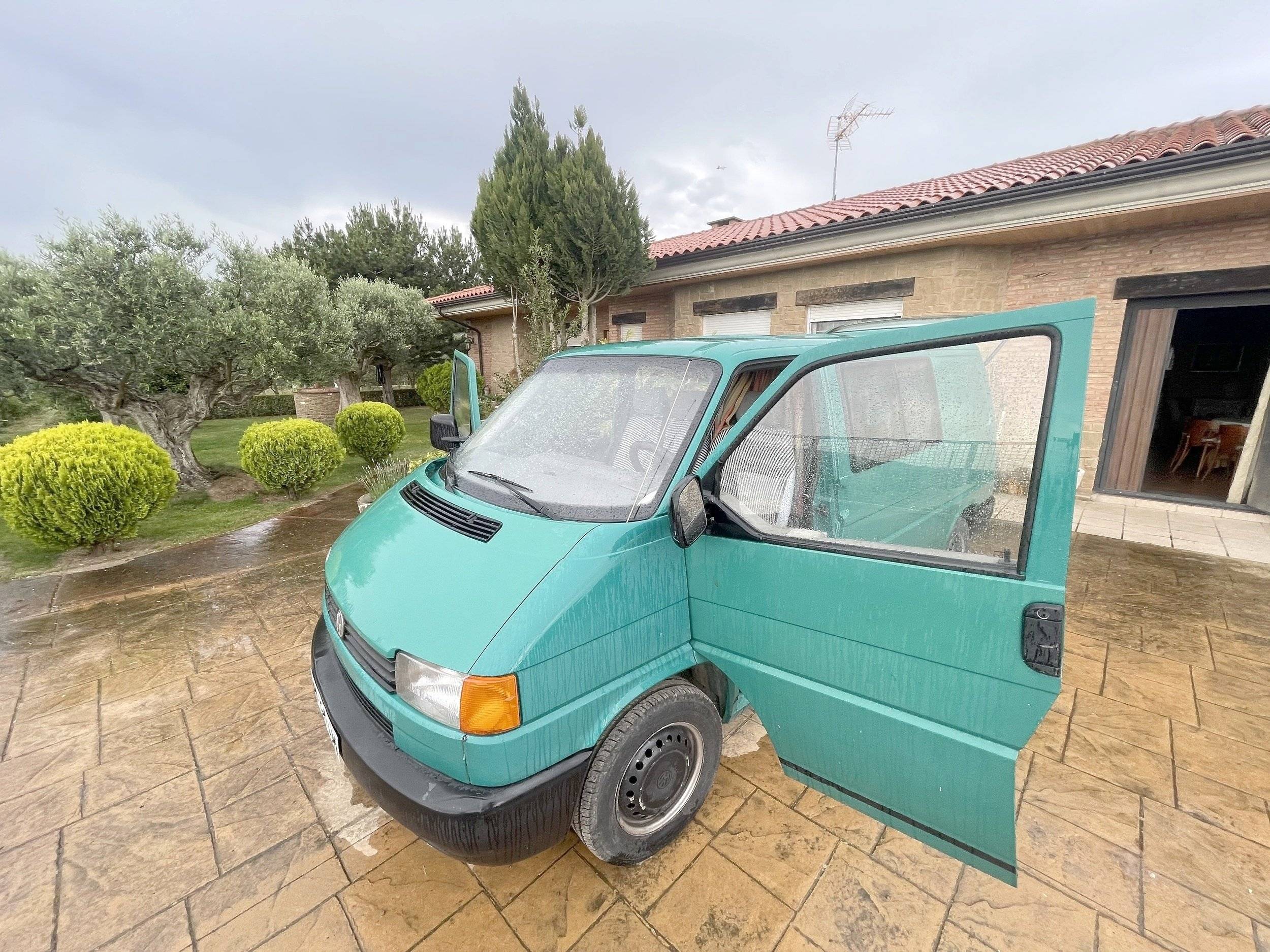 Front view from 3/4 Volkswagen - Yescapa