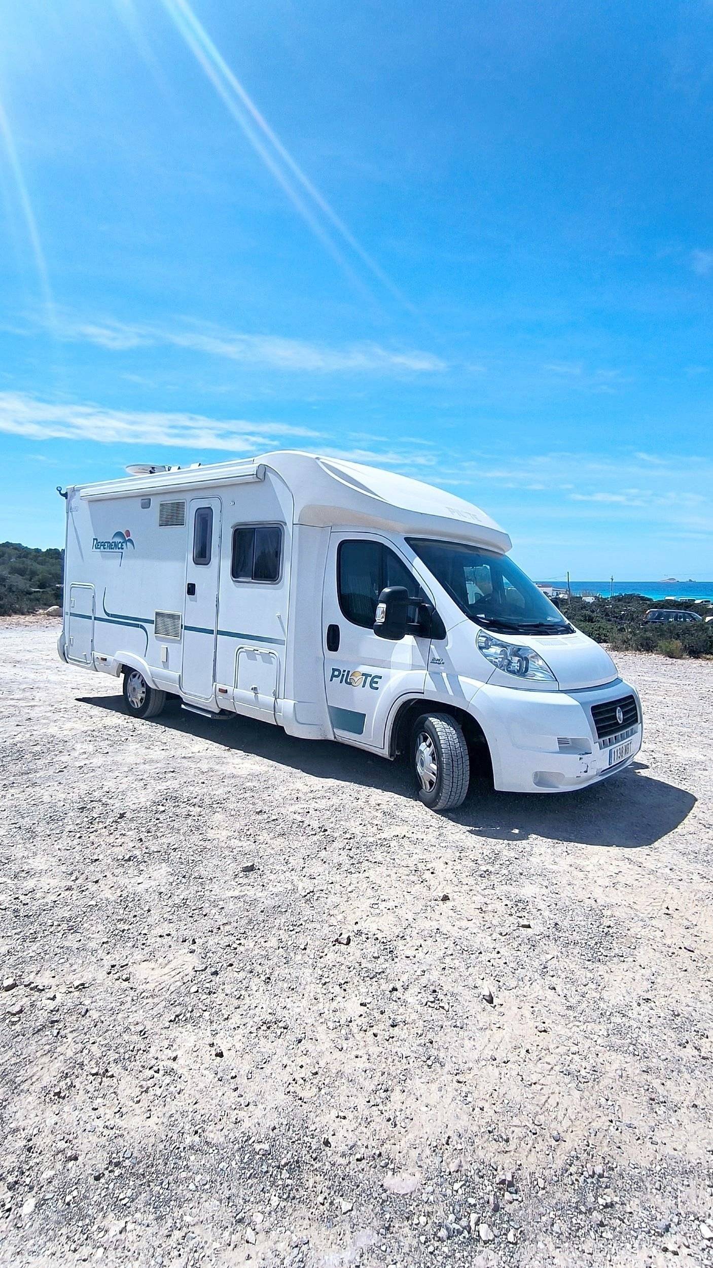Vue avant de 3/4 Fiat Pilote - Yescapa