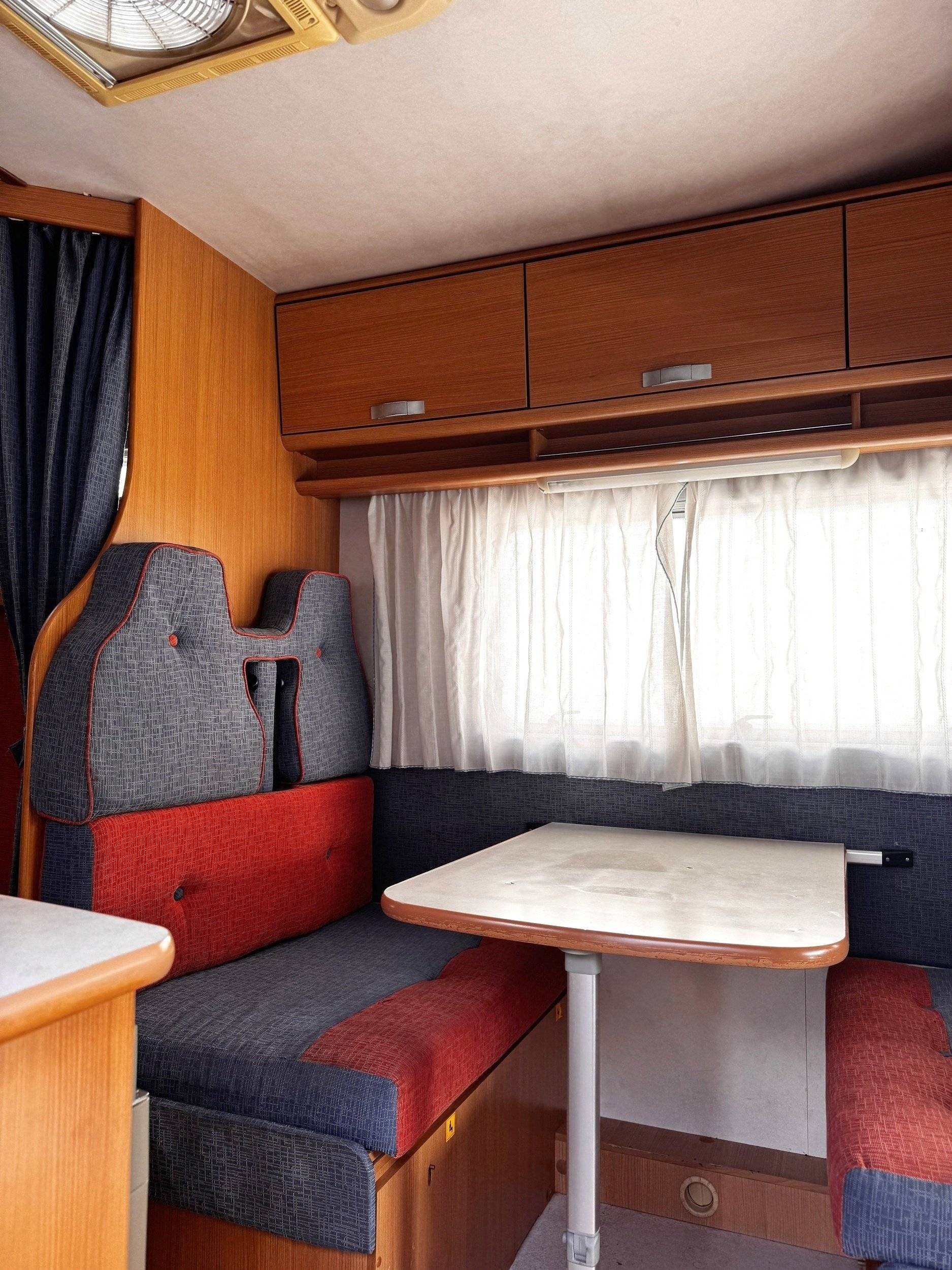 Dinette Ford ford transit - Yescapa