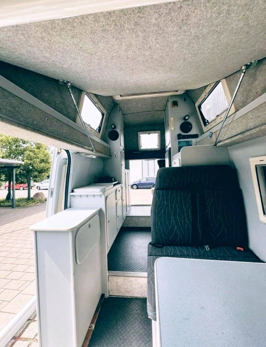 Dining Area Mercedes Sprinter 313CDI - Yescapa