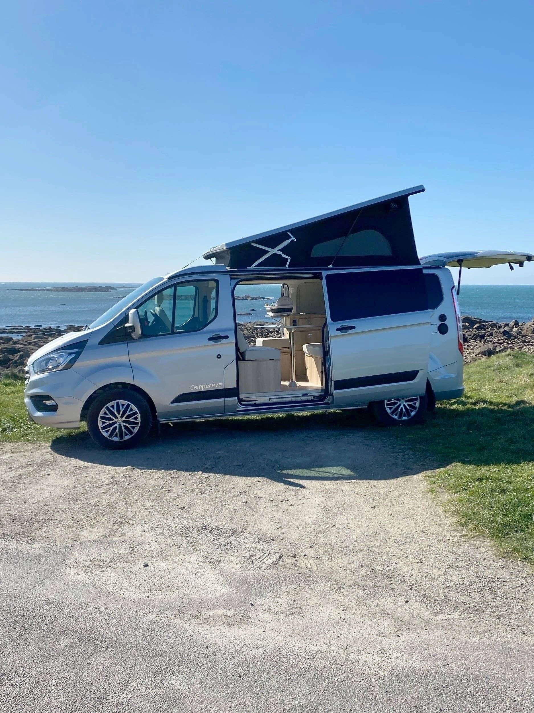 Vista de 3/4 Ford Transit Custom 2,0 l 130 ch - Yescapa
