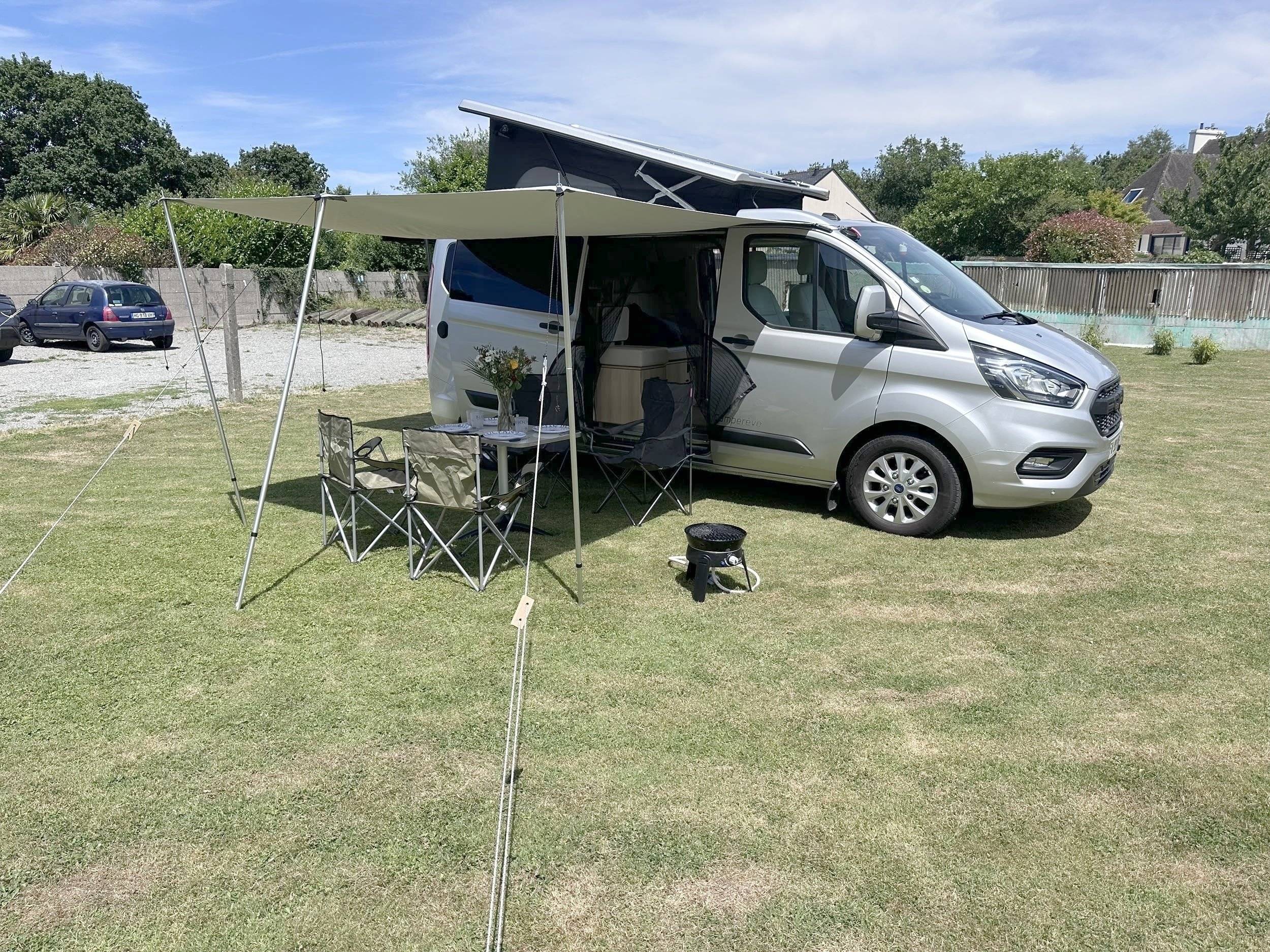 Vue avant de 3/4 Ford Transit Custom 2,0 l 130 ch - Yescapa