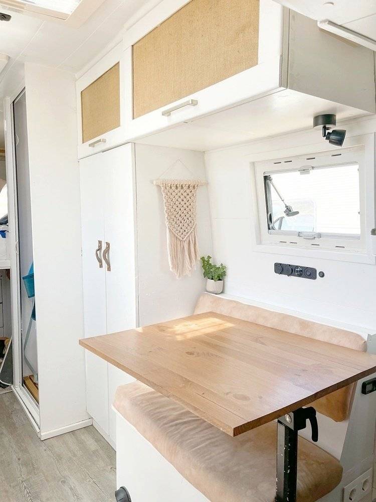 Dining Area Volkswagen 2.5 TDI - Yescapa