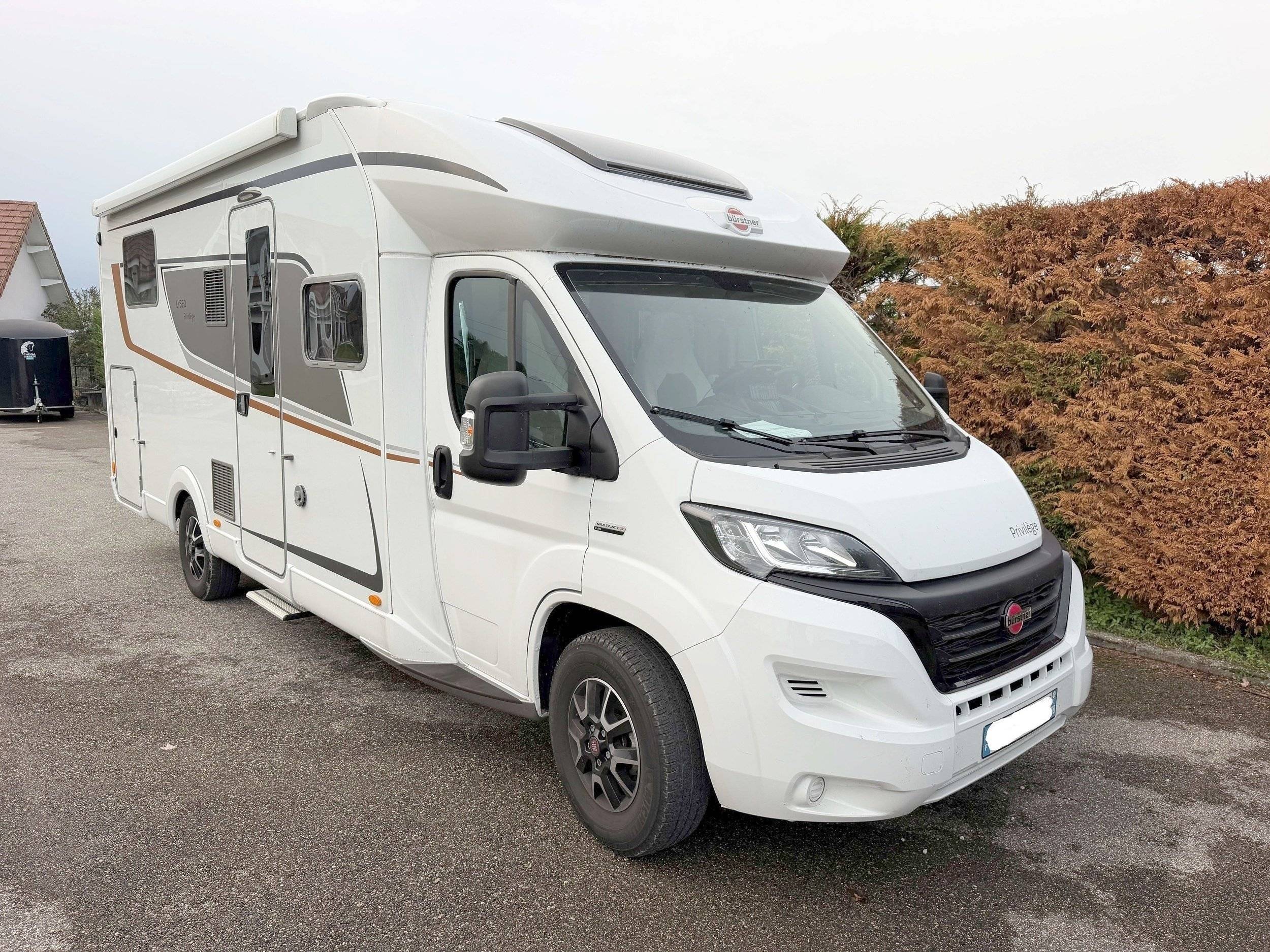 Front view from 3/4 Fiat Ducato 2.2L Multijet 140 ch - Yescapa