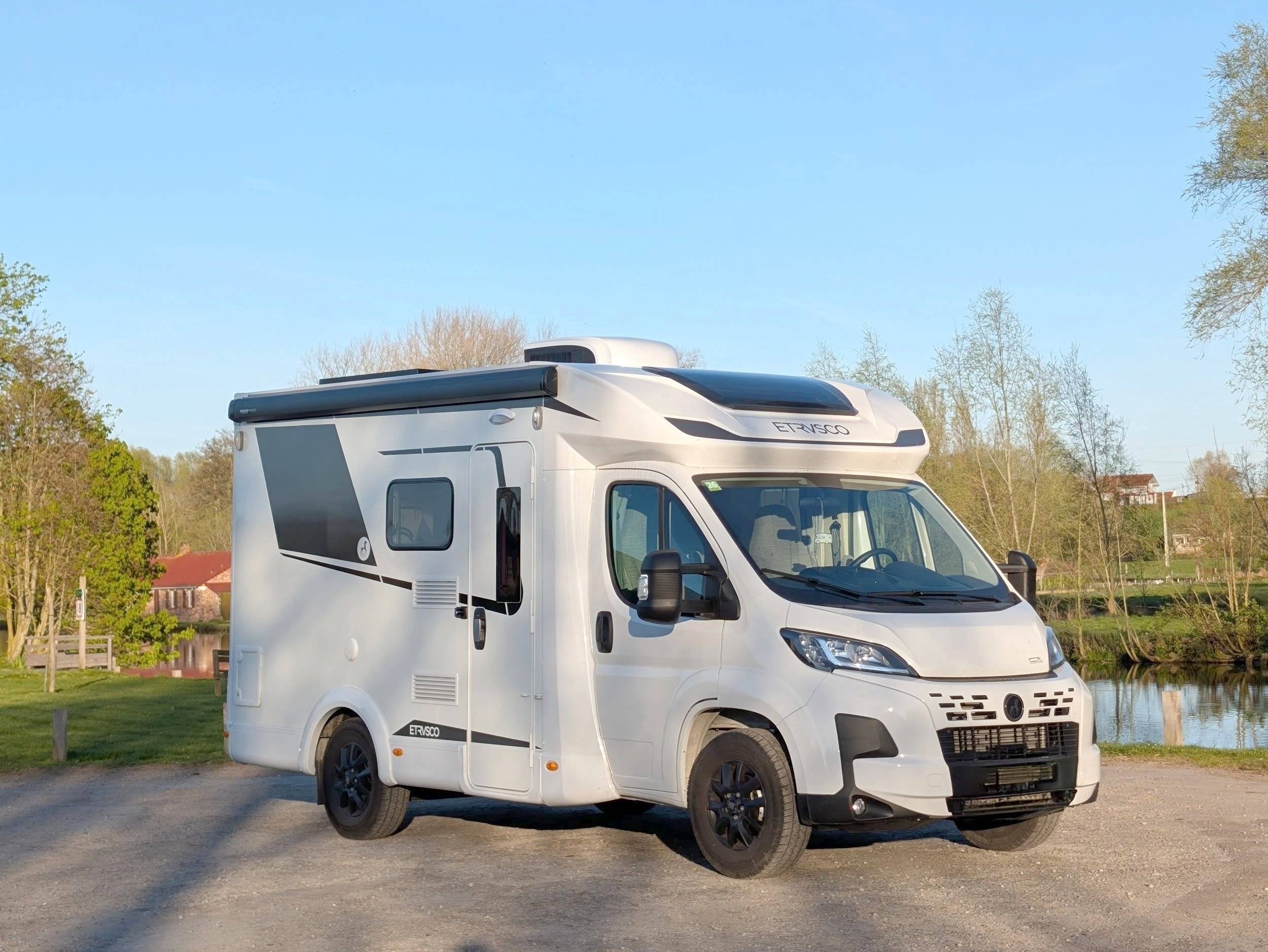Vista del vehículo ángulo delantero Fiat Ducato 2,2 140cv - Yescapa