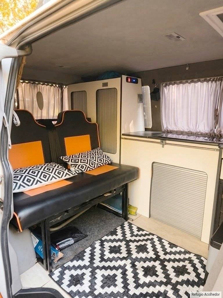 Berth Volkswagen Transporter T4 2.4D - Yescapa