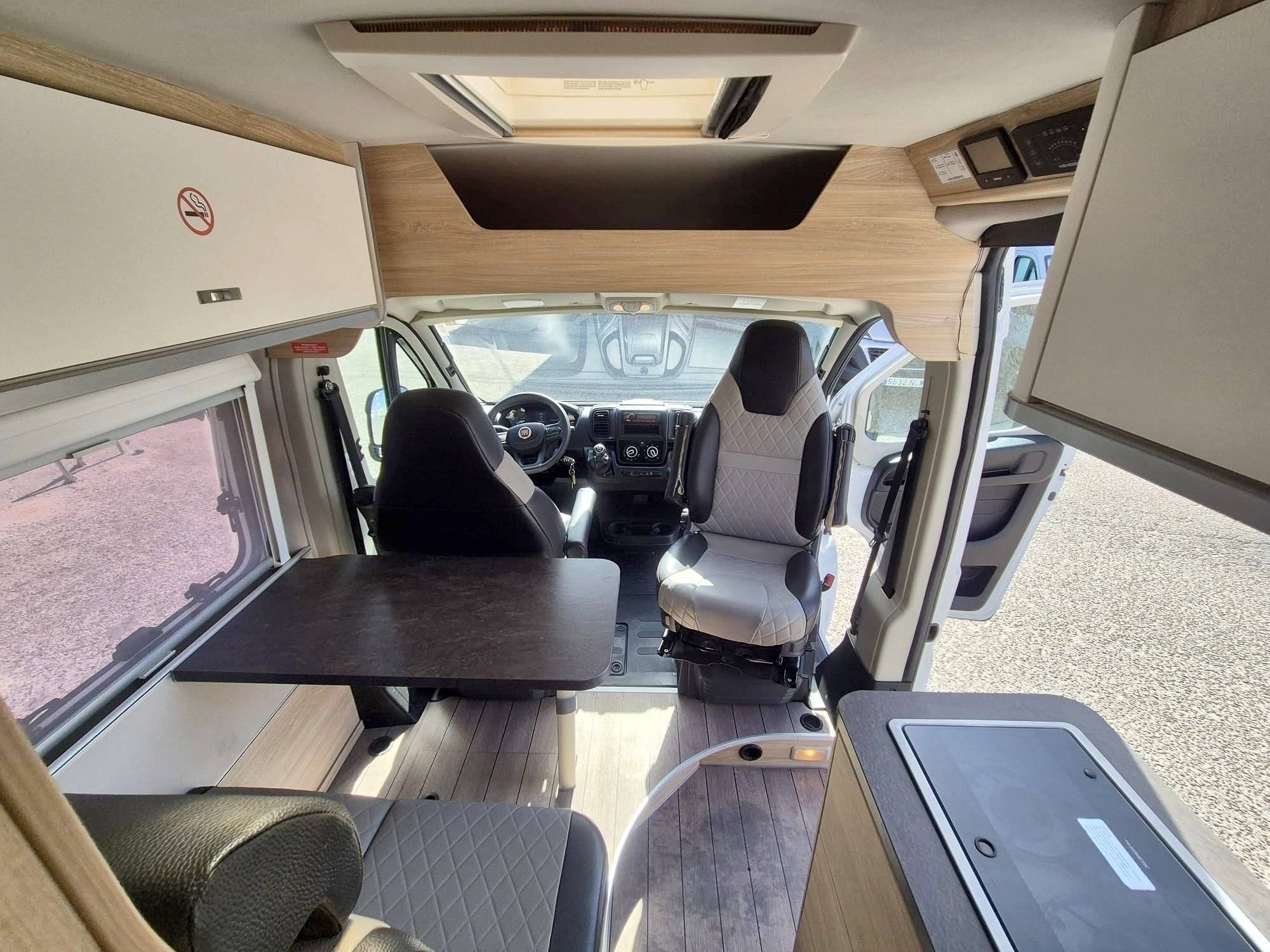 Dining Area Fiat Ducato 2,2 l 120 ch - Yescapa