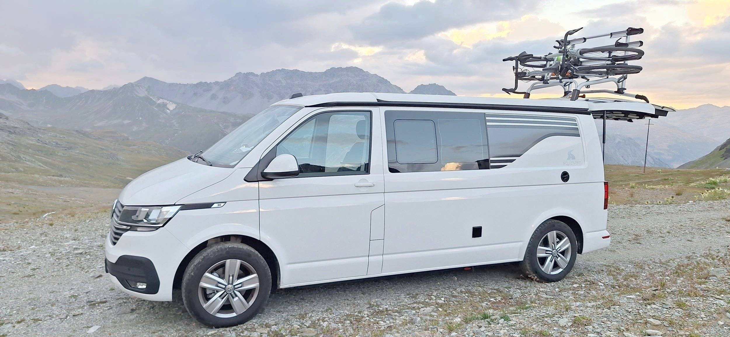Vista del vehicle angle davanter Volkswagen Transporter T6.1  2,0 l 150ch DSG7 - Yescapa