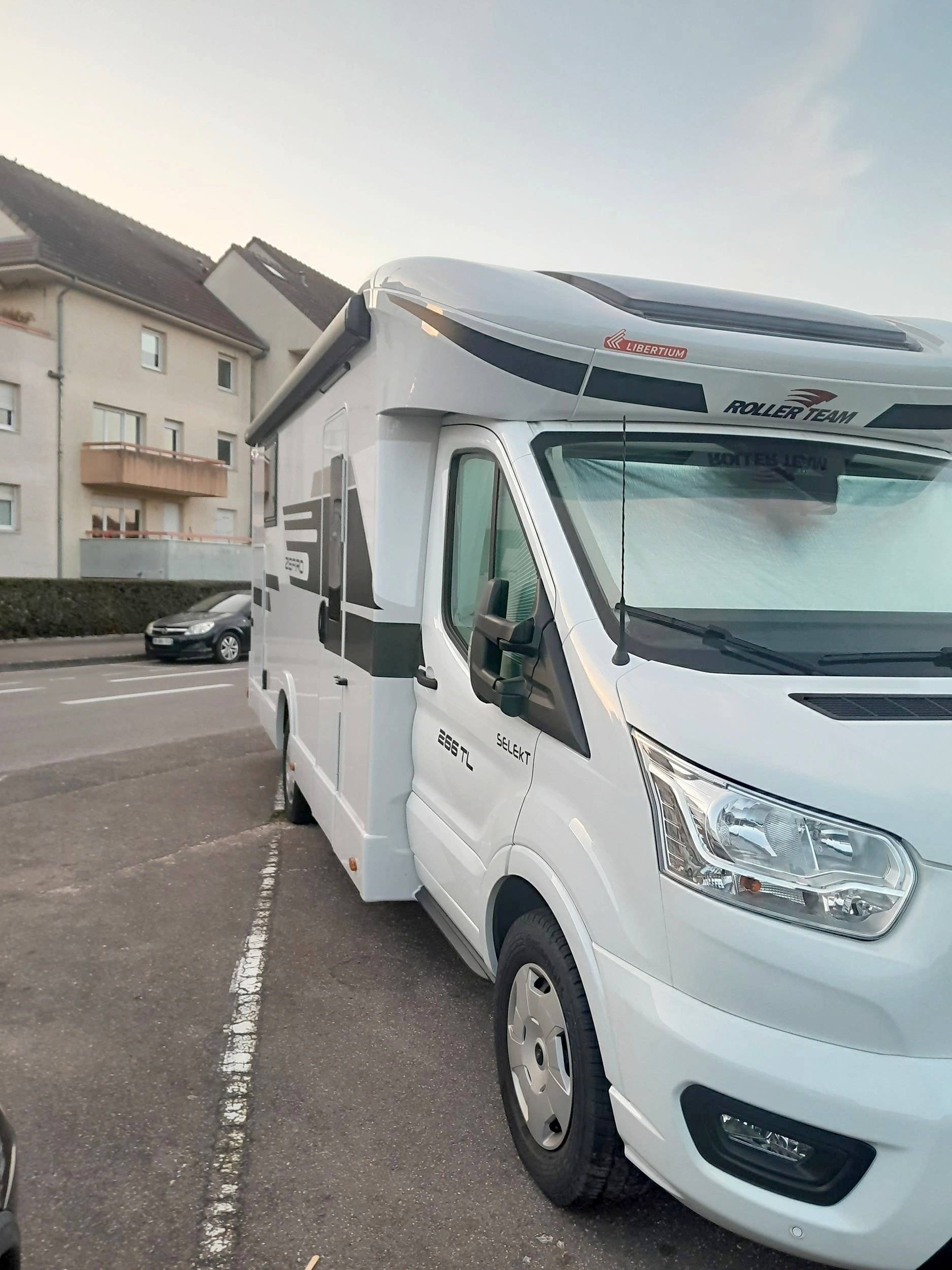 Front view from 3/4 Ford Transit 2,0 l 160cv - Yescapa
